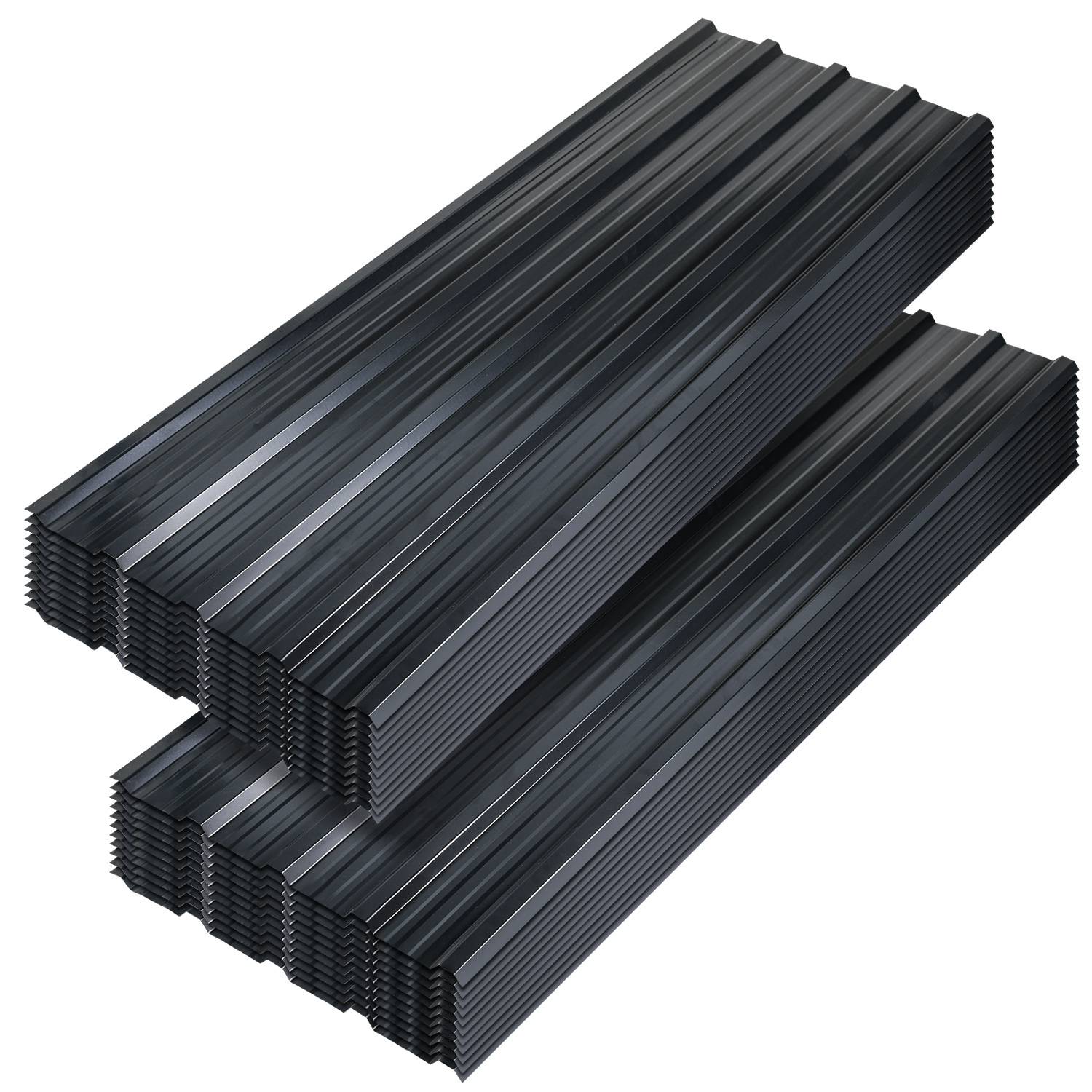 Zwei Stapel schwarzer Verbundwerkstoff-Terrassenbretter mit gerillter Oberfläche, parallel zueinander angeordnet.