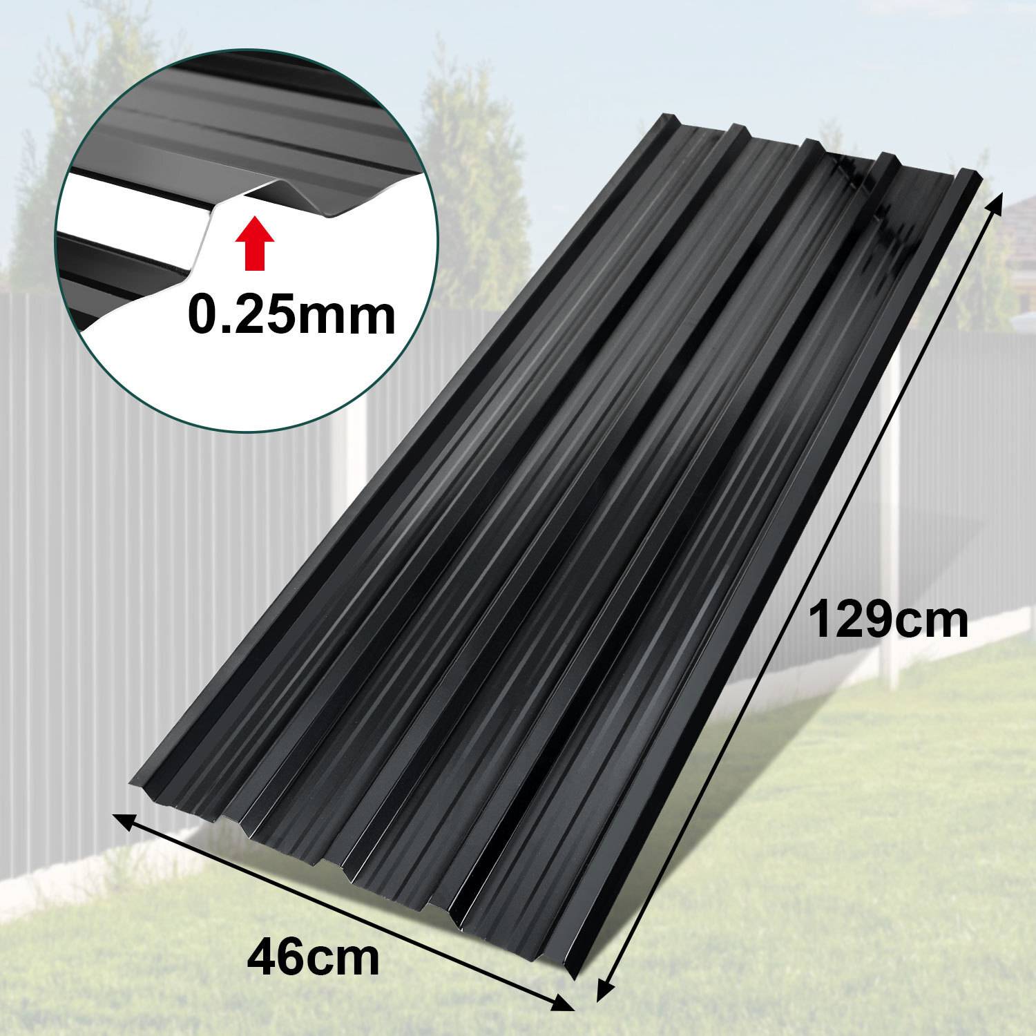 Schwarzes gewelltes Stahlblech mit den Abmessungen 129 cm x 46 cm und einer Stärke von 0,25 mm, neben einem Zaun in einer Außenanlage gezeigt.