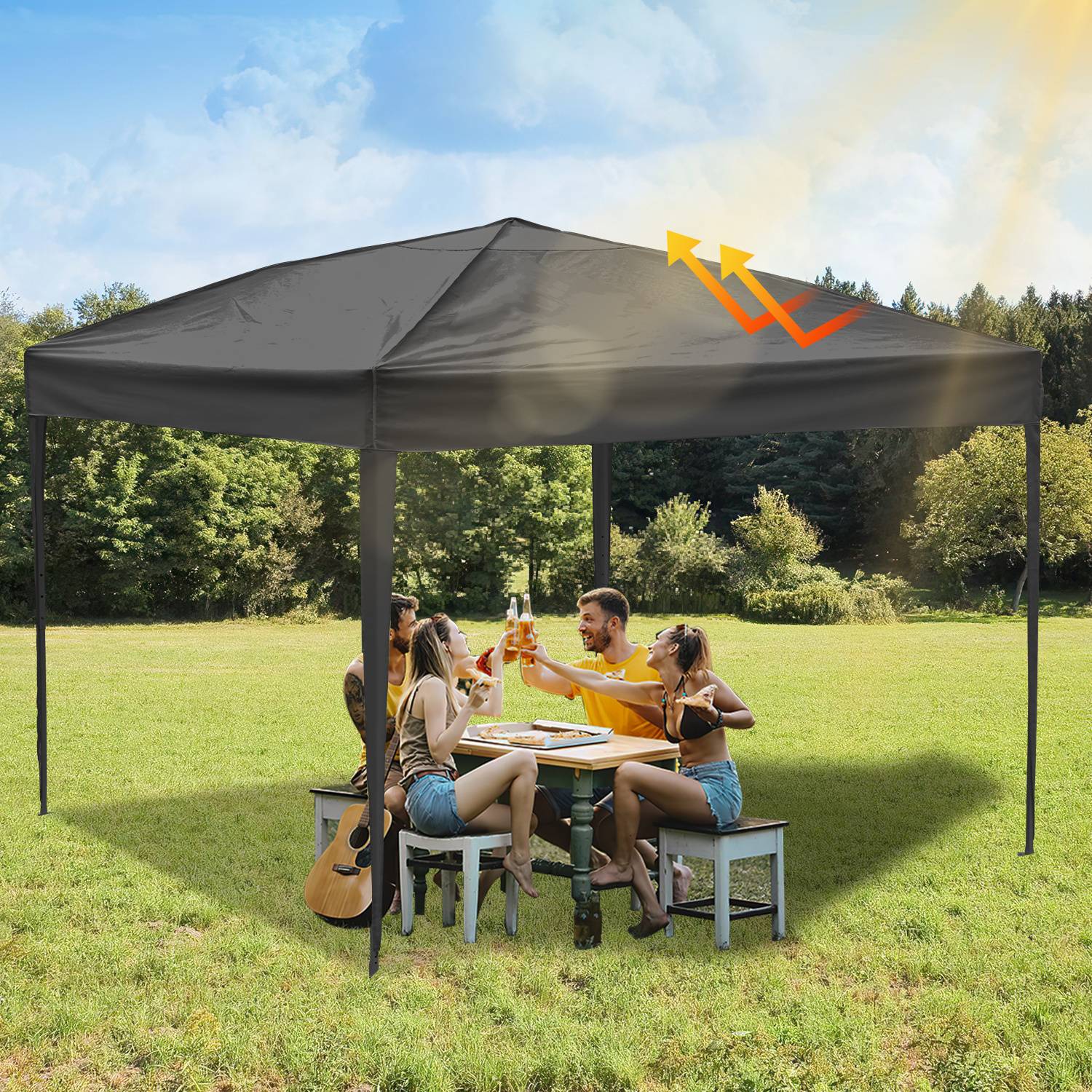 Eine Gruppe von Menschen sitzt an einem kleinen Tisch unter einem dunklen Baldachinheft auf einem Feld, hebt Getränke mit einer Gitarre in der Nähe, im Schatten vor der Sonne.