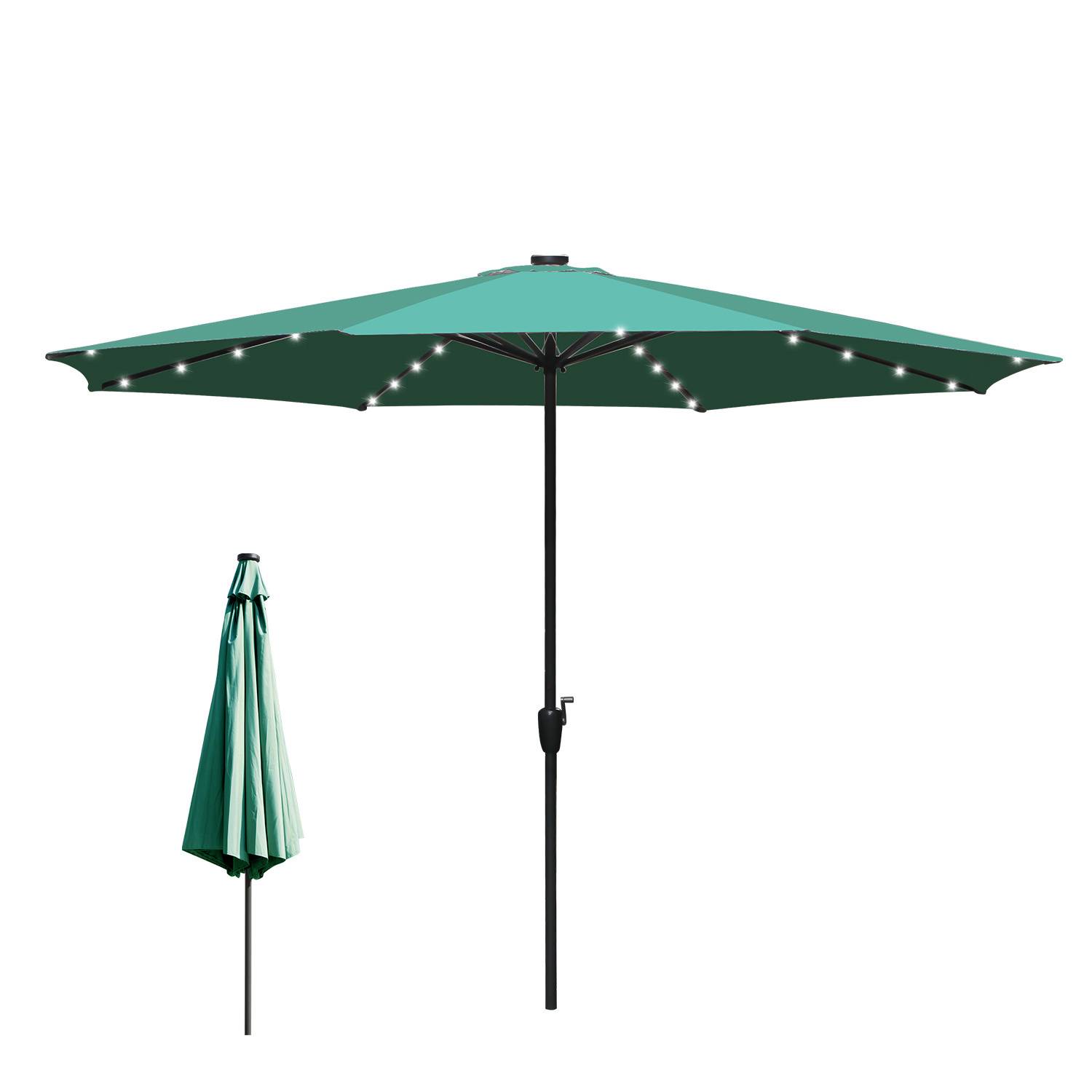 Ein grüner Außenschirm mit einer zentralen Stange und LED-Leuchten entlang der Rippen, die Schatten und Beleuchtung für Terrassen- oder Garteneinstellungen bieten.
