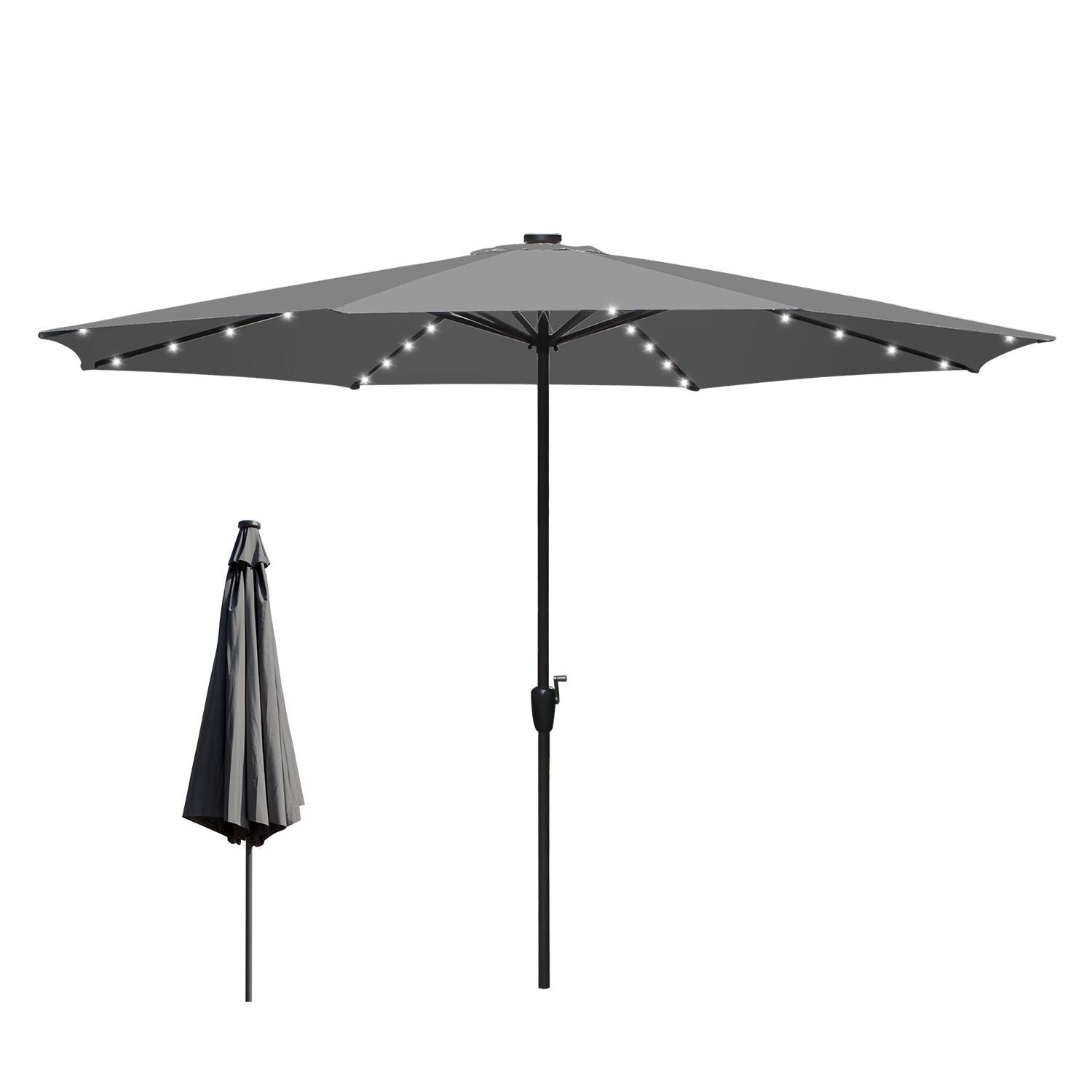 Ein großer grauer Terrassenschirm mit solarbetriebenen LED-Leuchten an den Rippen, gezeigt auf- und zugeklappt, mit einer zentralen Kurbel zur Höhenverstellung.