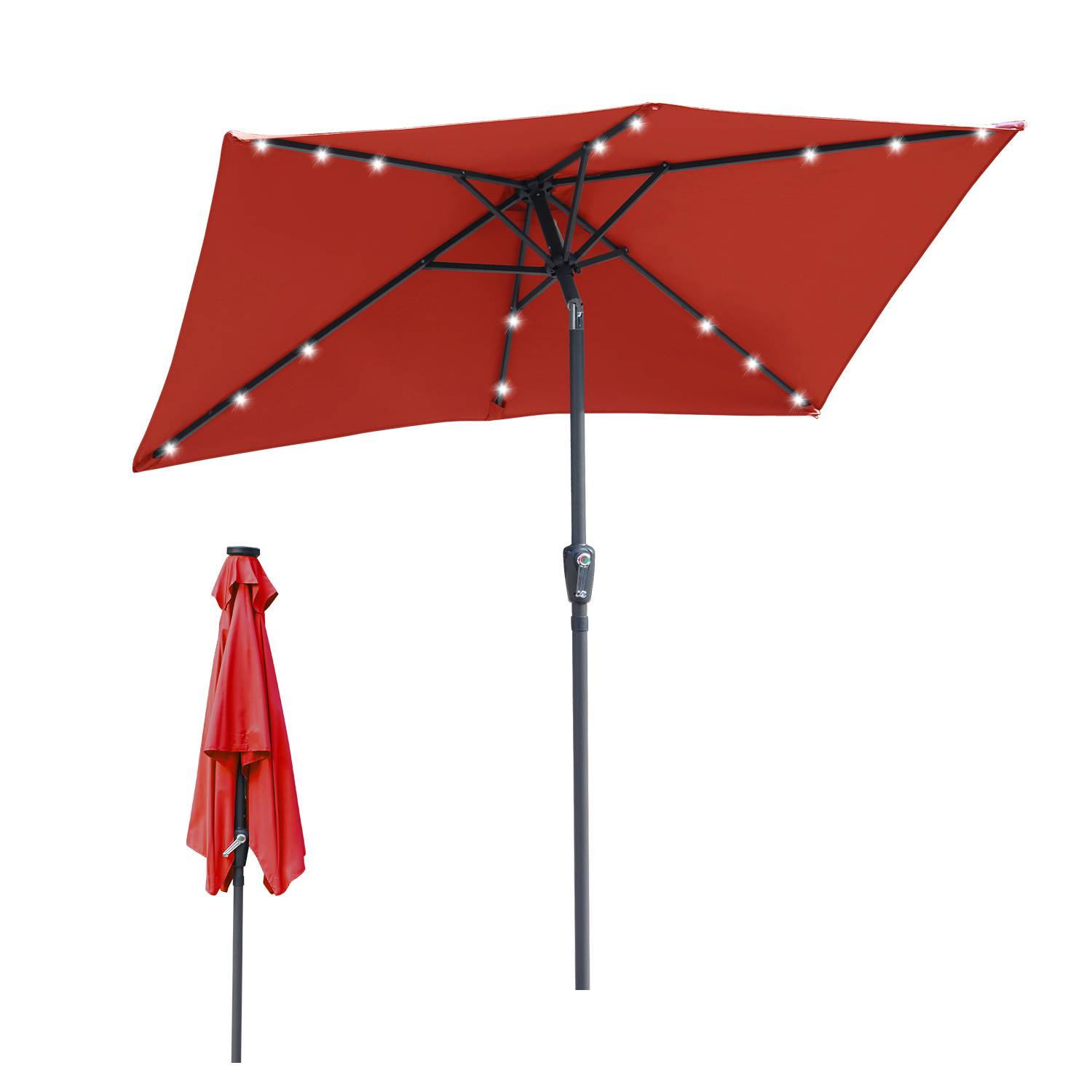 Roter Terrassenschirm mit solarbetriebenen LED-Leuchten an den Rippen. Zeigt offene und geschlossene Ansichten mit schwarzem Pfosten und Kurbel.