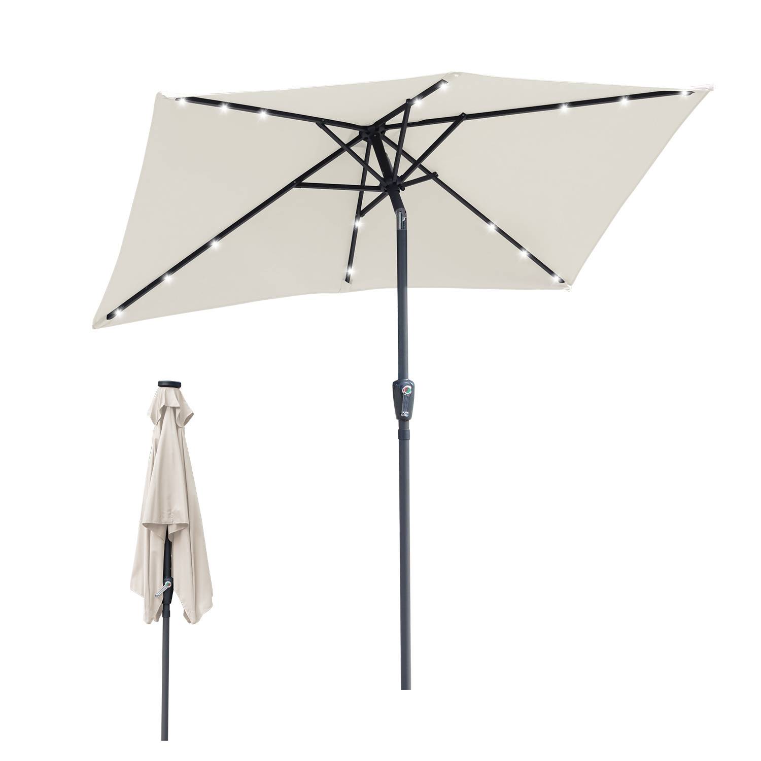 Beige Außenschirm mit LED-Lichtern entlang der Speichen; gezeigt geöffnet und geschlossen.