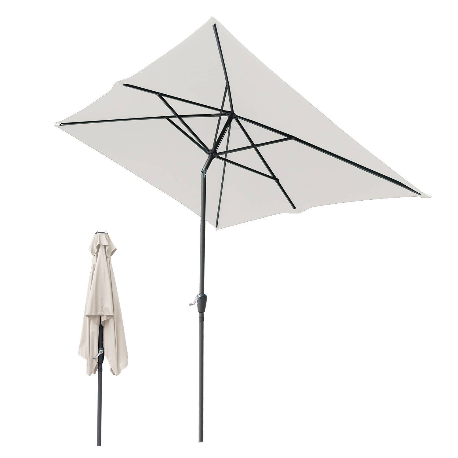 Ein weißer quadratischer Patio-Schirm mit schwarzem Rahmen, rechts offen und links geschlossen gezeigt, vor einem einfachen weißen Hintergrund.