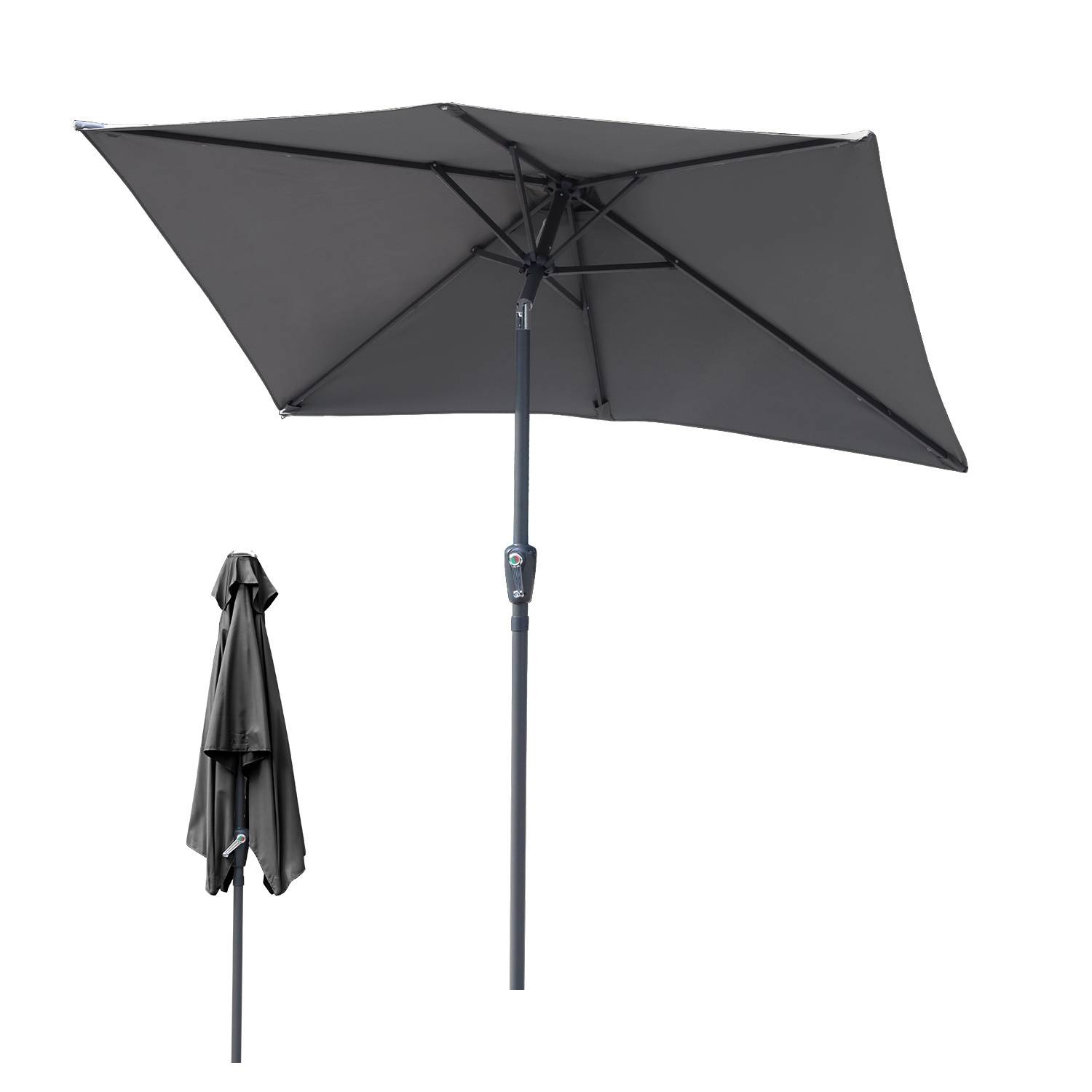 Großer, offener grauer Terrassenschirm mit geschlossener Version daneben; beide haben Metallstangen.