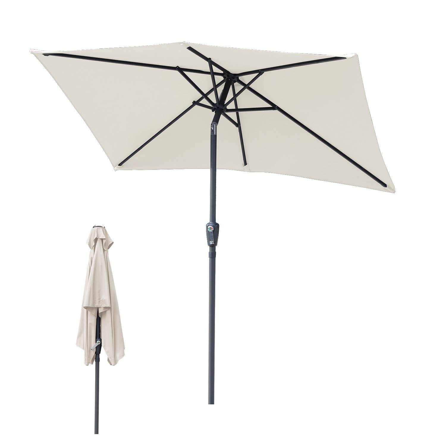 Beige Außenschirm mit schwarzem Schaft offen und geschlossen.