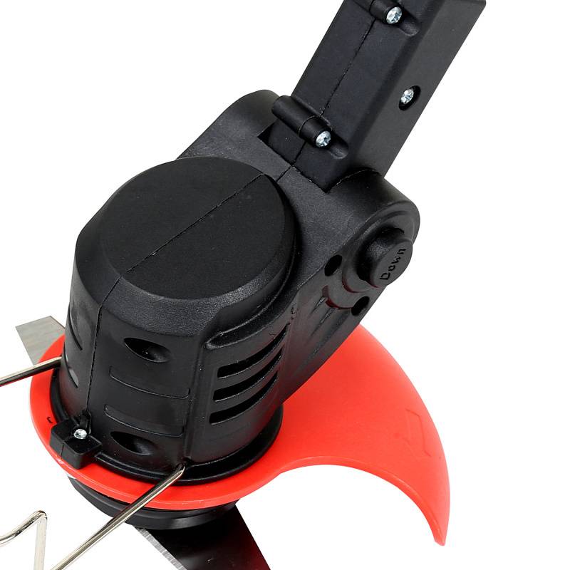 Nahaufnahme eines schwarzroten Trimmerkopfes mit sichtbarer Schneideklinge und verstellbarem Schutz, der zum Grasschneiden entwickelt wurde.