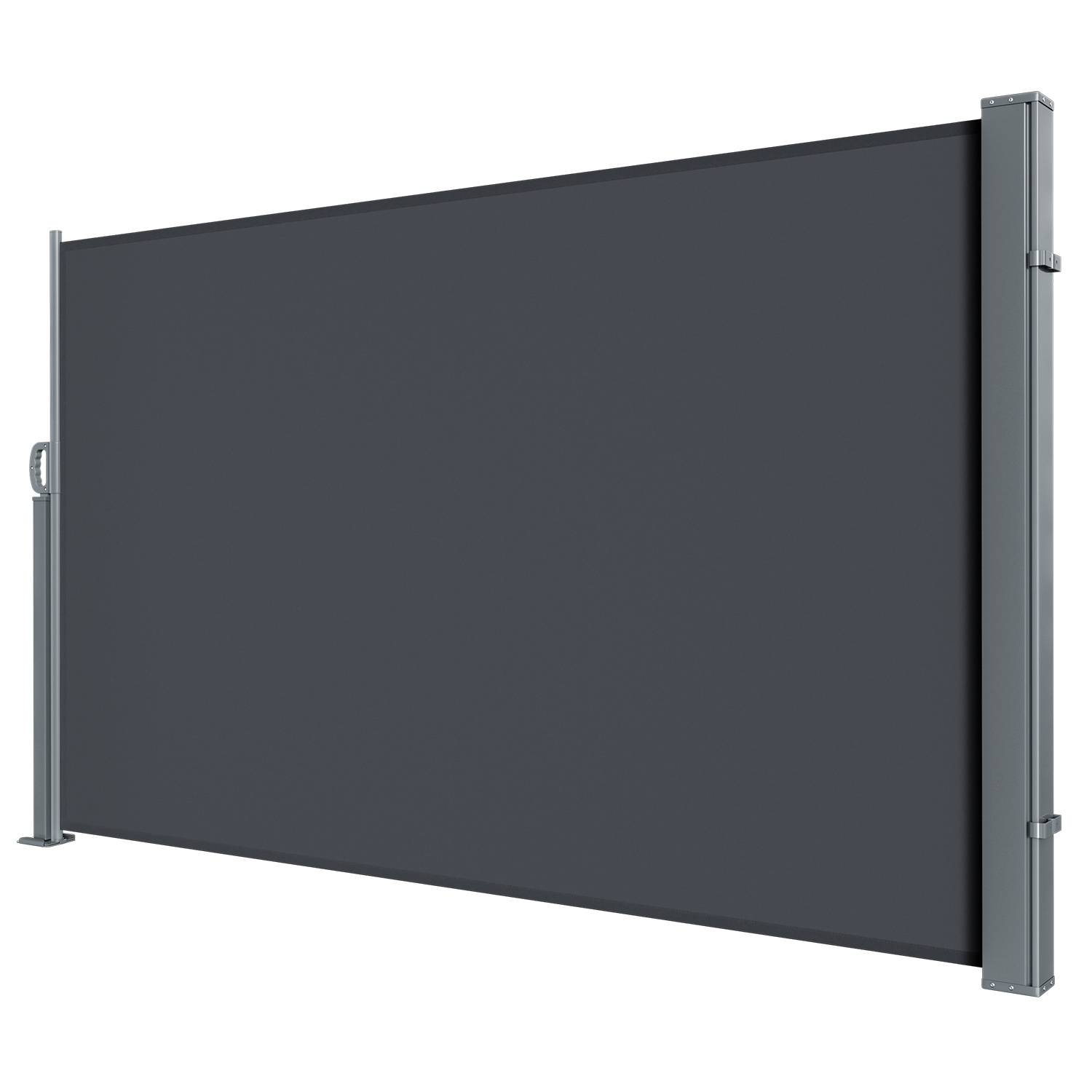 Eine ausziehbare graue Seitenmarkise mit Metallpfosten auf beiden Seiten, entworfen für den Außenbereich zur Gewährleistung von Privatsphäre und zum Schutz vor Wind.