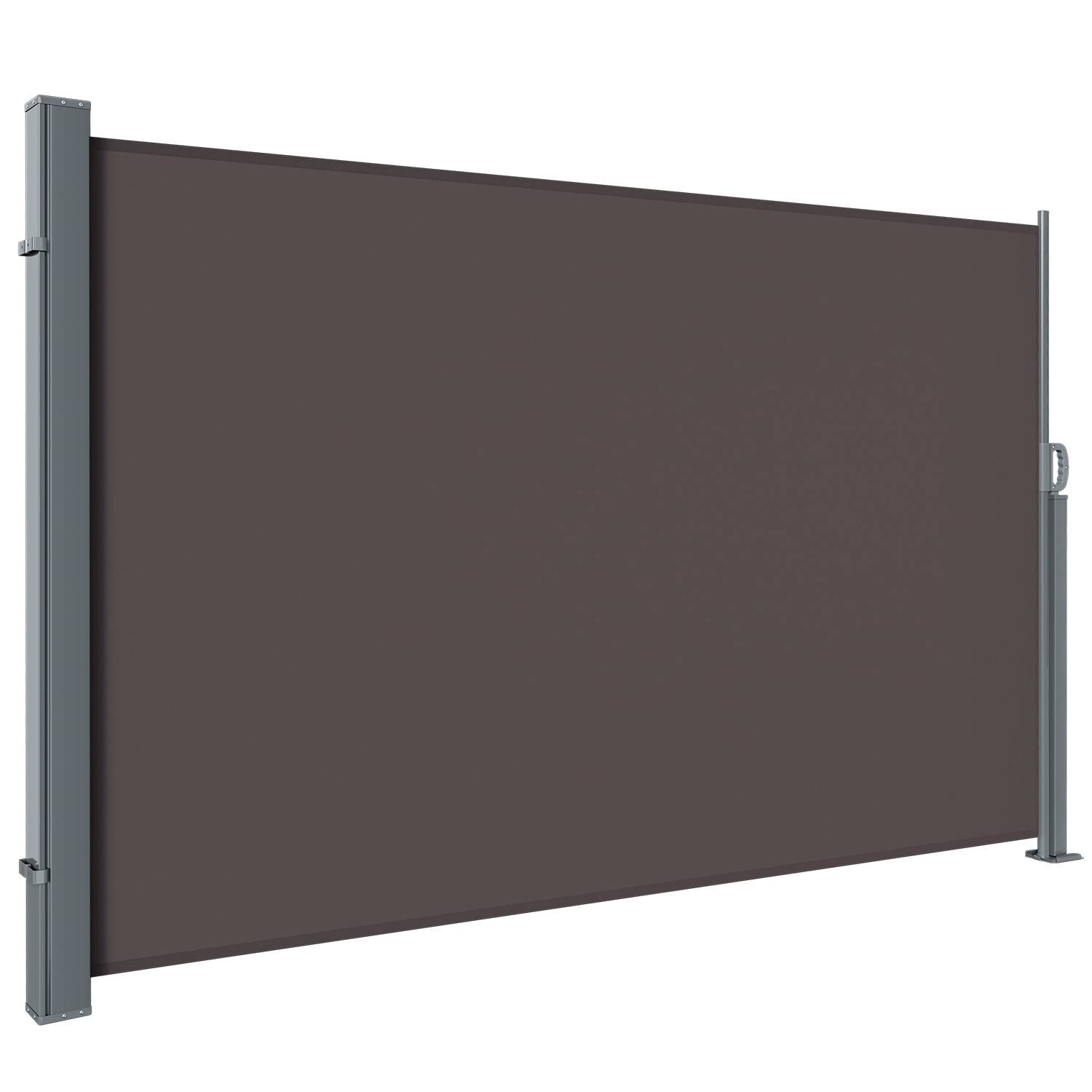 Ein ausziehbarer Außen-Sichtschutz in Braun, der an einem Metallpfosten auf der linken Seite befestigt ist, mit einem Griff zum Ausziehen oder Einziehen des Schirms auf der rechten Seite.