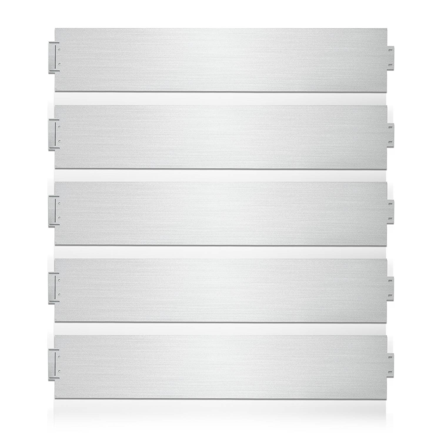Fünf horizontale metallische silberne Paneele vertikal ausgerichtet, mit kleinen Lücken dazwischen, vor weißem Hintergrund angezeigt.