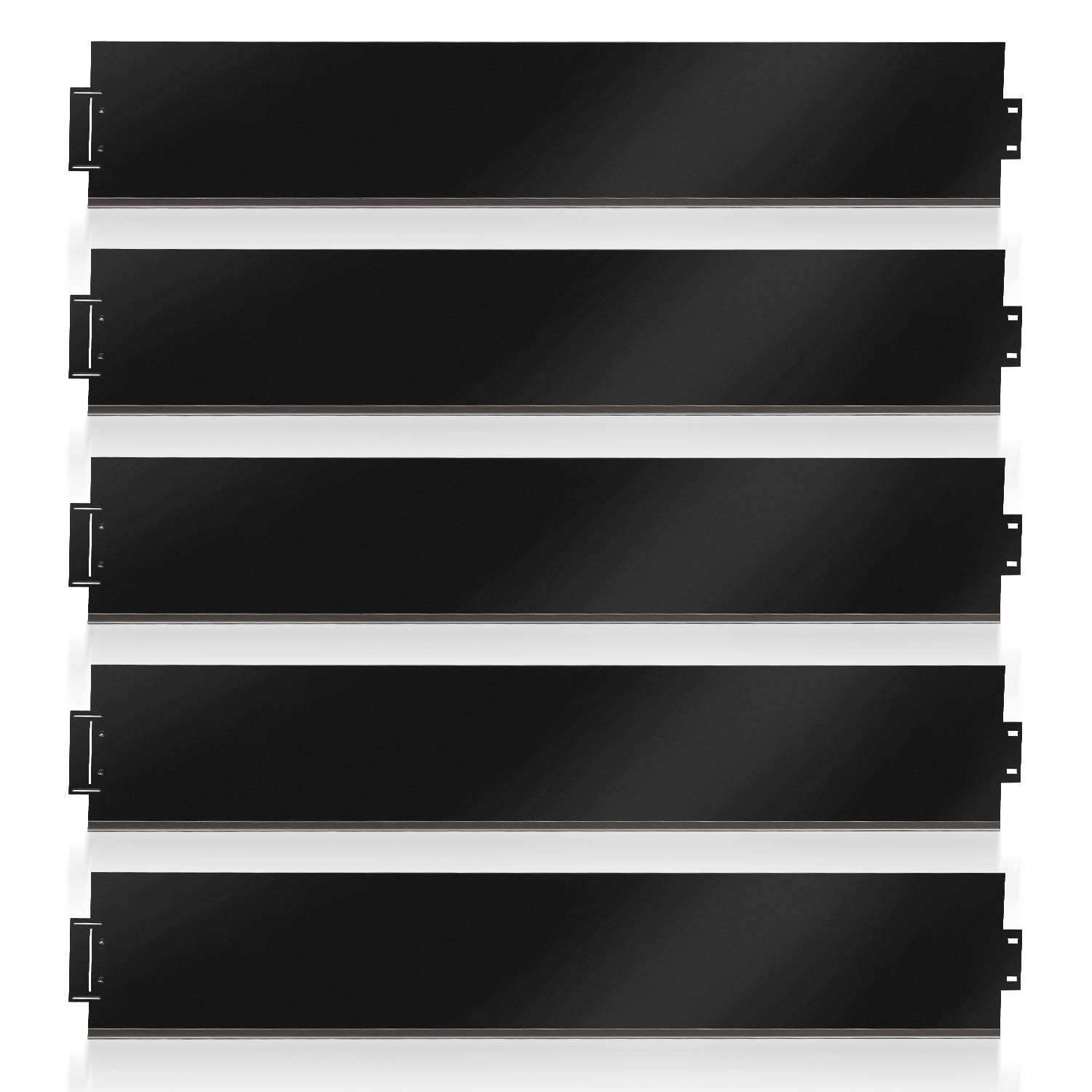 Sechs horizontal angeordnete schwarze Paneele, vertikal übereinander gestellt mit leichten Reflexionen, möglicherweise ein Merkmal eines minimalistischen Designs oder einer Installationskunst.