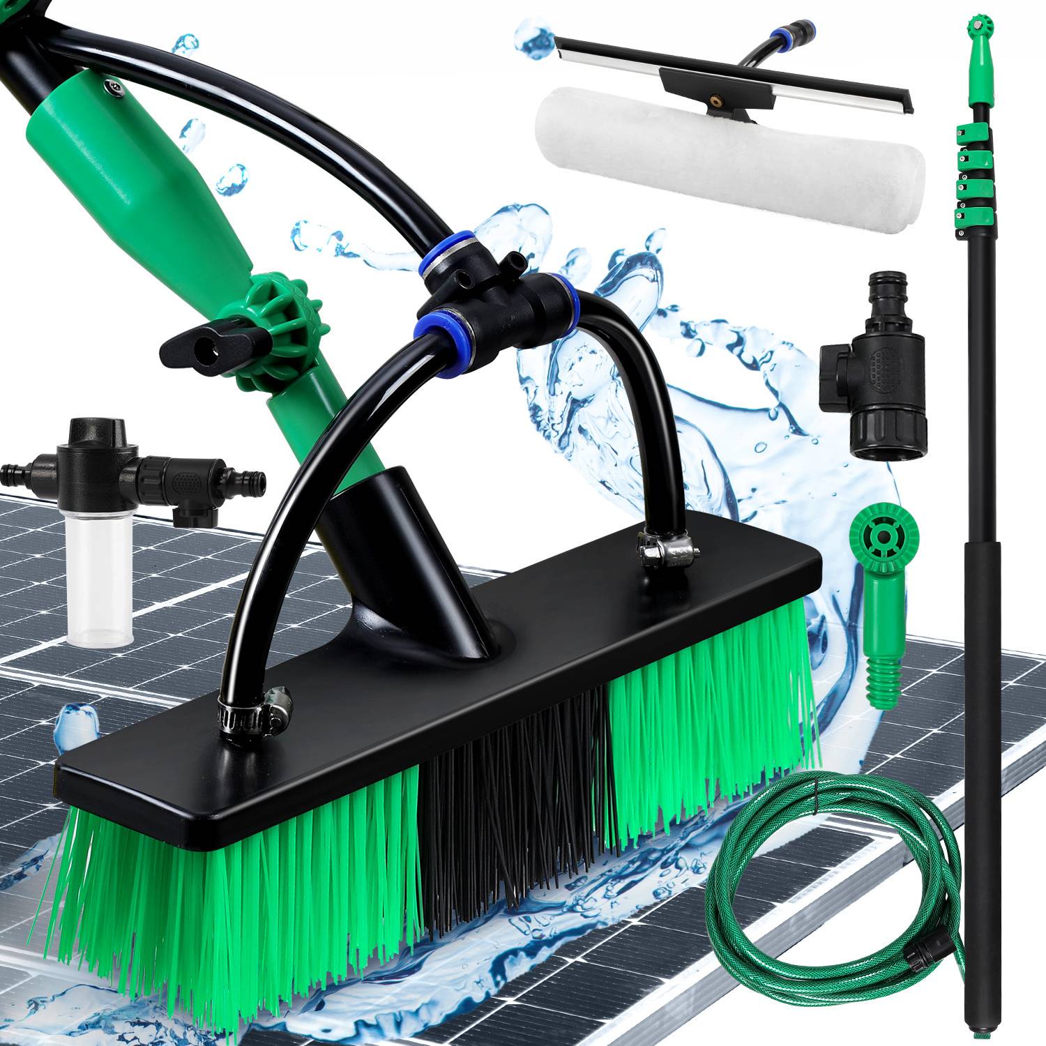 Grünes und schwarzes Reinigungsbürsten-Set mit Schlauch, Anschluss und Abzieher für die Reinigung von Solarpanelen vor einem lebendigen blauen Wasserspritzer.