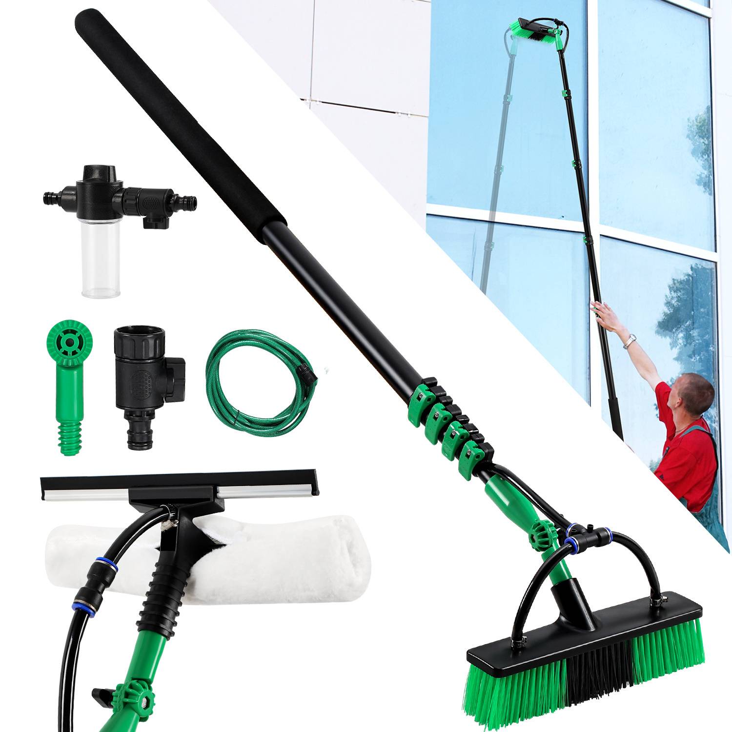 Ein Mann verwendet eine ausziehbare Wasserlanze, um hohe Fenster zu reinigen. Das Bild zeigt verschiedene Reinigungswerkzeug-Zubehörteile neben ihm.