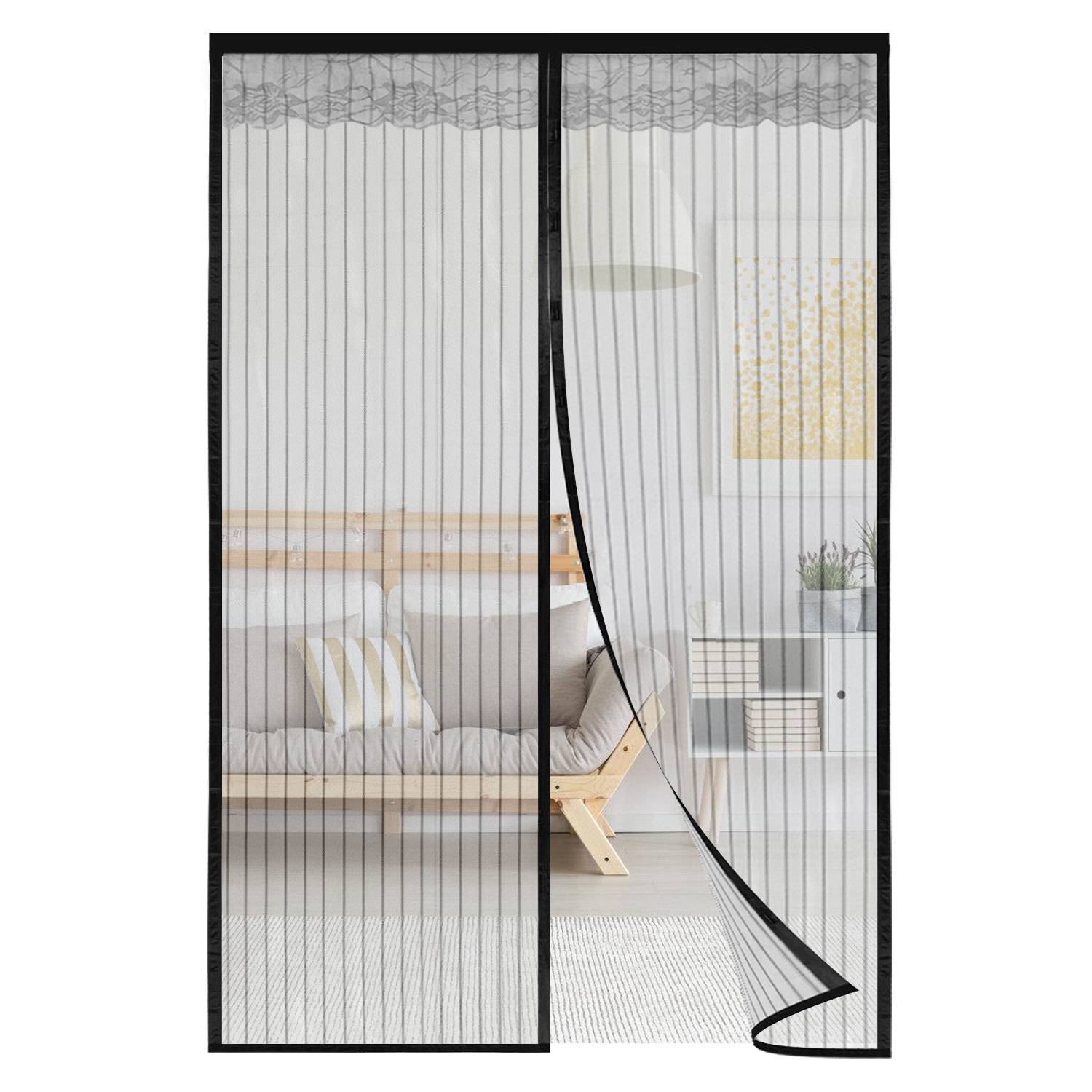 Magnetischer Fliegengitter mit senkrechten Linien leicht geöffnet; Wohnzimmer mit beigem Sofa und Bücherregal im Hintergrund sichtbar.