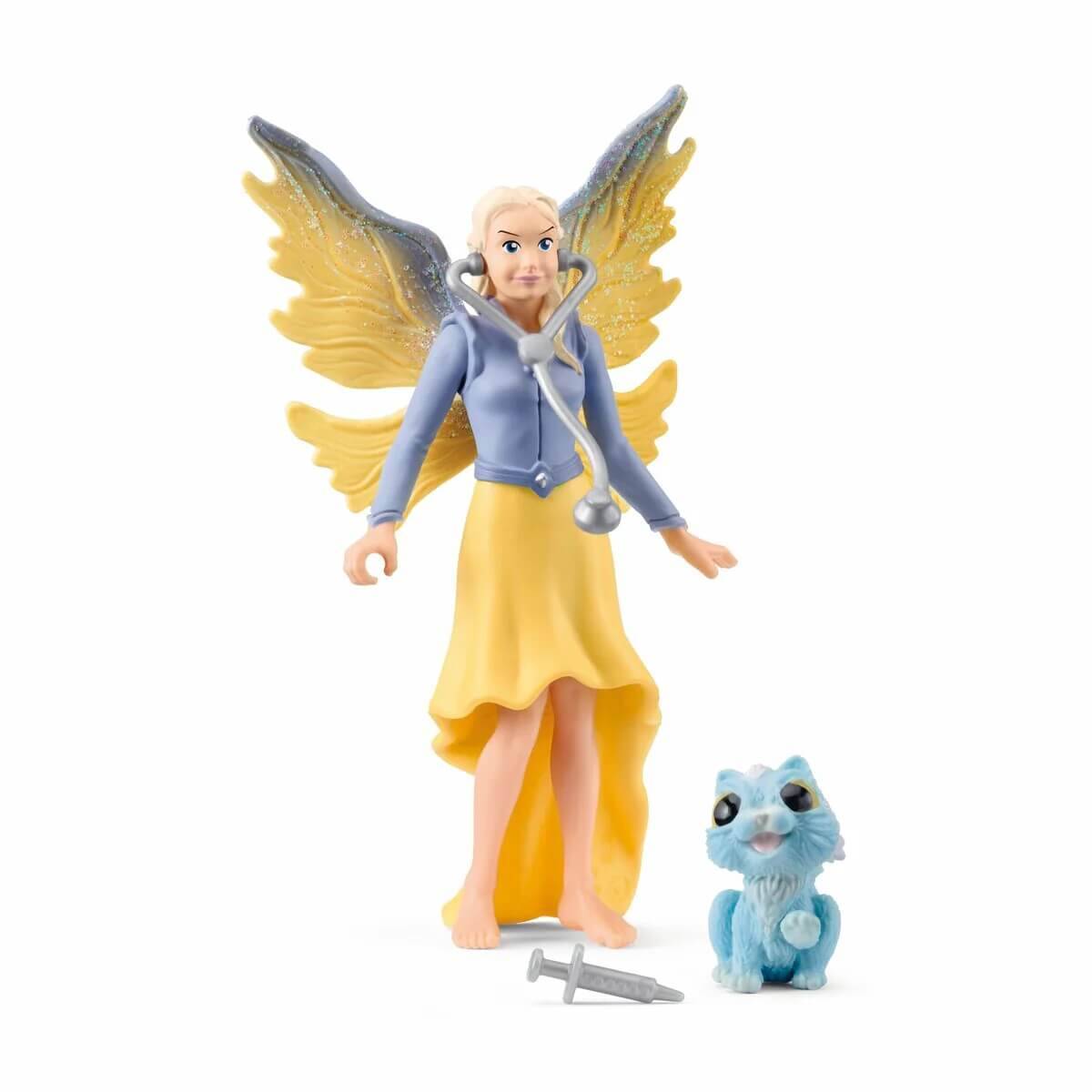 Eine Fee mit gelben Flügeln und einem blauen Oberteil, gekleidet in einen gelben Rock, steht neben einer blauen Katze. Zu den Accessoires gehört ein silbernes Stethoskop.