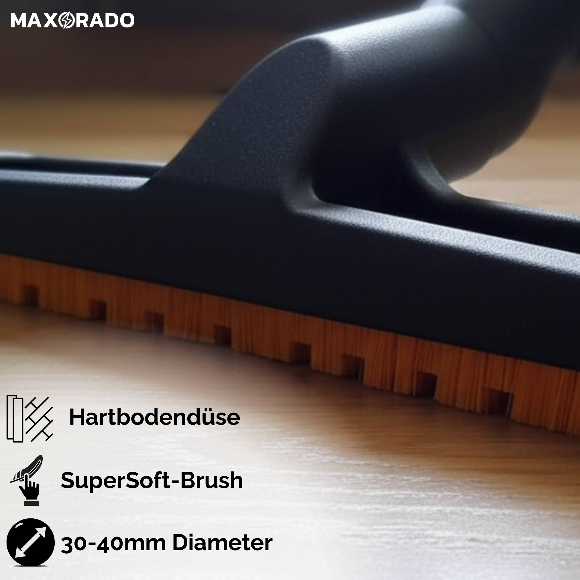 Vakuumsaugerdüse auf einem Holzboden, mit Text: 'Hartbodendüse', 'SuperSoft-Brush', '30-40mm Durchmesser'. Logo: MAXORADO.