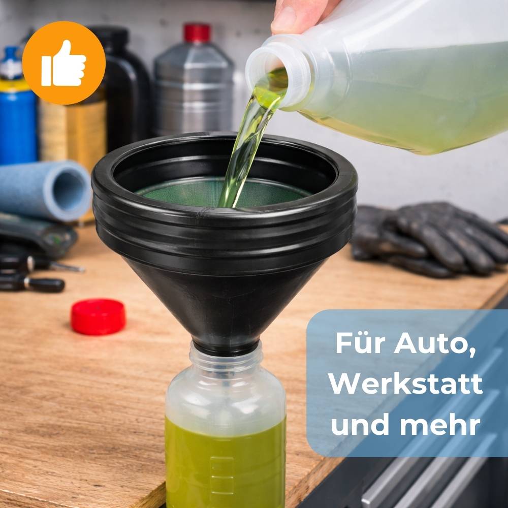 Eine Person gießt eine grüne Flüssigkeit mit einem schwarzen Trichter in eine Flasche in einer Garage. Rechts steht geschriebener Text: „Für Auto, Werkstatt und mehr