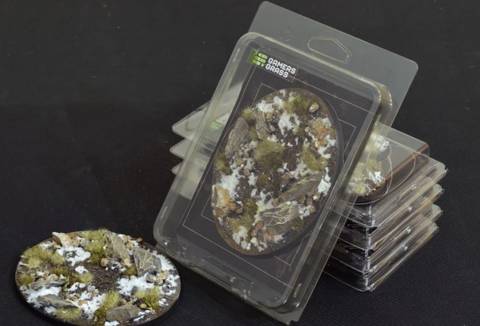 Ein Paket mit Kunststoffbasen für Modellfiguren mit strukturierter Geländeoberfläche, die realistische Gras- und Steindetails zeigt.