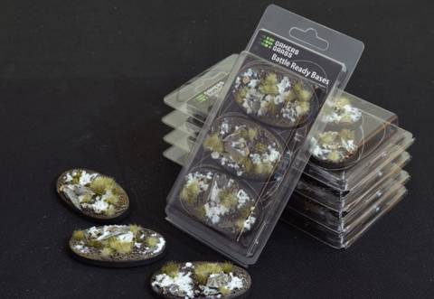 Ein Plakat, das das Army Painter Mega Pinselset bewirbt. Es zeigt Hände, die eine Miniatur bemalen, mit verschiedenen Miniaturen und Pinseln, die gezeigt werden.