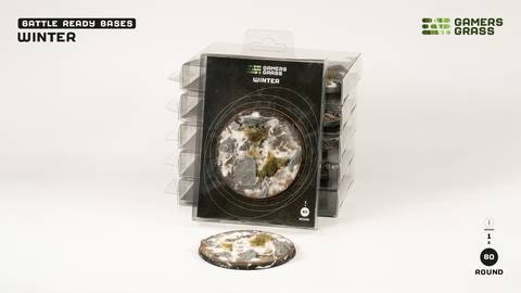 Ein Stapel dekorativer runder Untersetzer mit Winterthema in einer durchsichtigen Kunststoffbox. Ein Untersetzer wird vorne präsentiert.