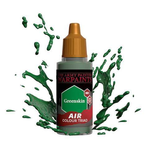 Eine Flasche 'Army Painter Warpaints Air' in der Farbe Greenskin, mit grünen Farbspritzern drumherum.