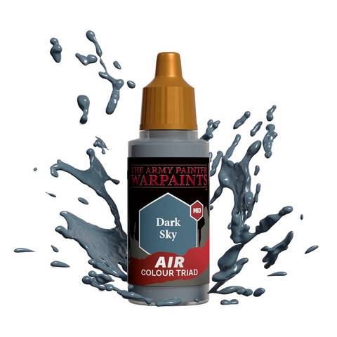 Eine Flasche 'Dark Sky' Airbrush-Farbe, gekennzeichnet als Teil der Army Painter Warpaints Air Colour Triad, mit Spritzern rundherum.