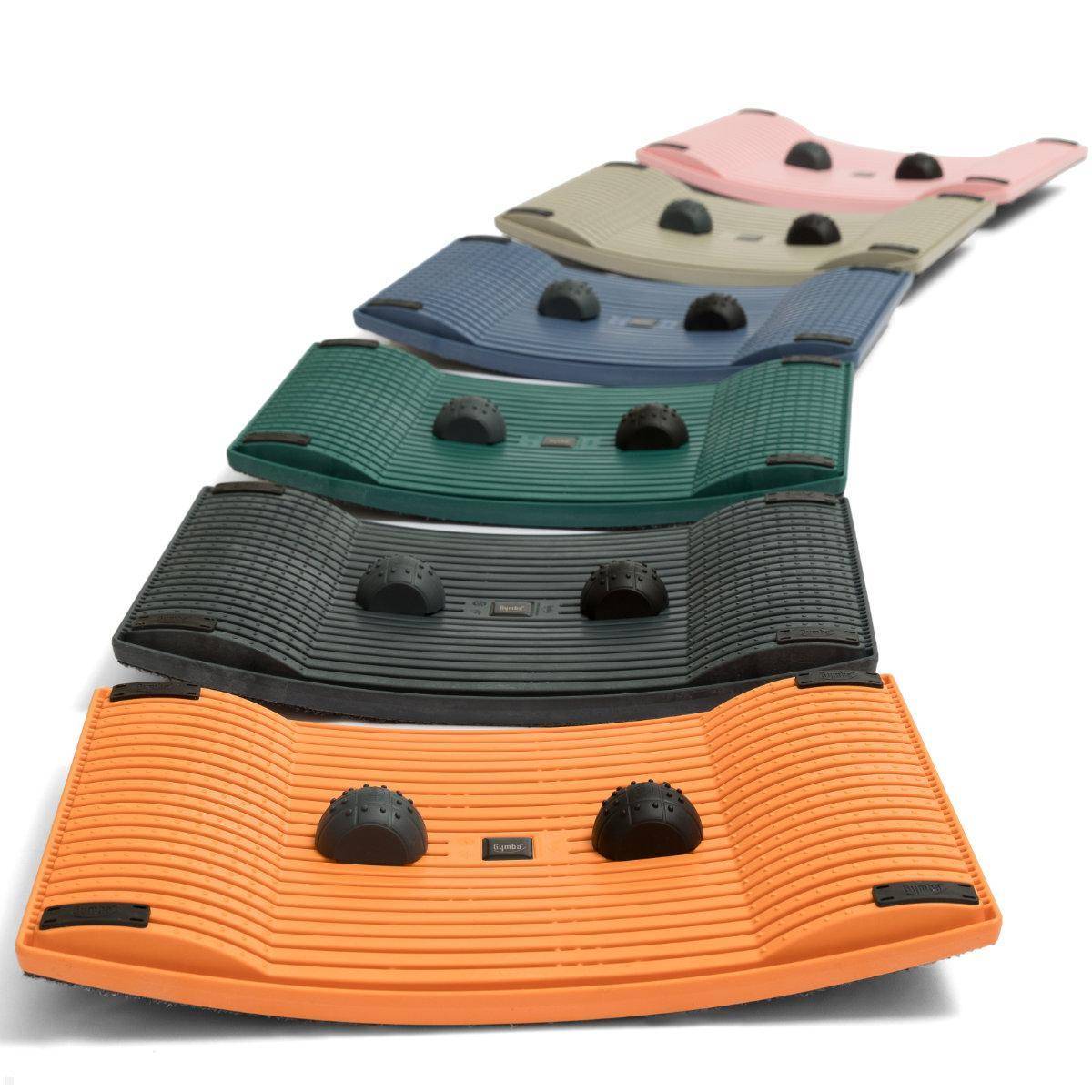 Eine Reihe von sechs verschieden farbigen gekrümmten Balanceboards mit Griffen, gestaltet zum Trainieren oder Balancetraining, in einem Farbverlauf angeordnet.