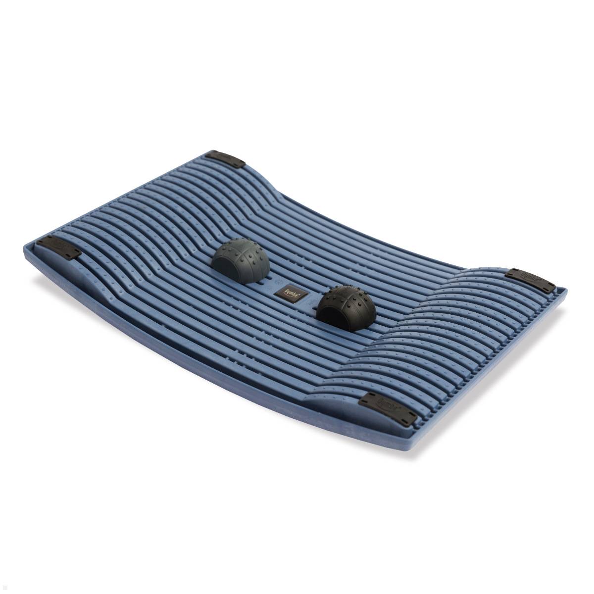 Ein blaues Balanceboard mit gerillter Oberfläche und zwei schwarzen Drehpunkten für Balanceübungen, schräg angewinkelt für ergonomische Nutzung.