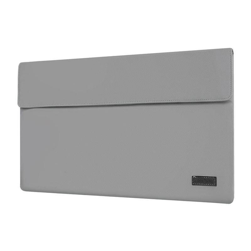 Eine schlanke graue Laptop-Tasche mit minimalisti­schem Design, mit einem kleinen schwarzen Etikett in der unteren rechten Ecke.