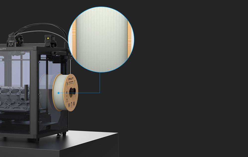 Ein 3D-Drucker mit einer Filamentrolle und einer vergrößerten Nahaufnahme der Extruderdüse, die detaillierte Rillen auf der Oberfläche zeigt.