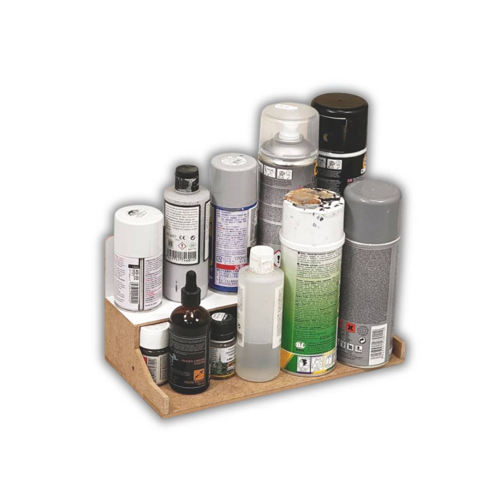 Eine Sammlung verschiedener Sprühdosen und Flaschen mit Flüssigkeiten, die auf einem Holztablett vor schwarzem Hintergrund angeordnet sind.