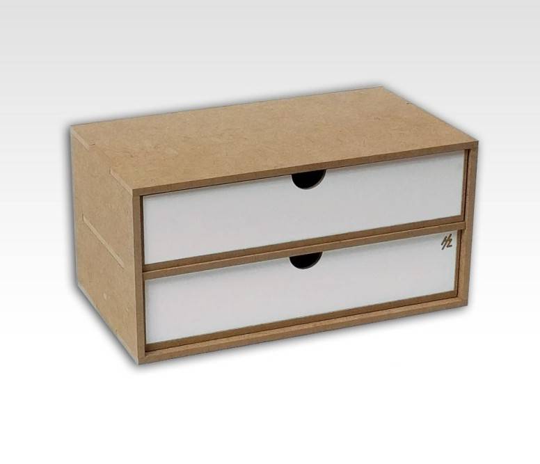 Eine kleine, zweischubladige Holzaufbewahrungsbox mit weißen Frontpaneelen an jedem Schublade, mit einem einfachen Design, das sich zum Organisieren eignet.
