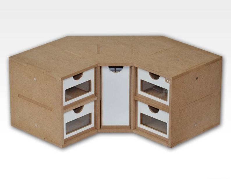 Holziger Eckschreibtisch-Organizer mit sechs Schubladen und einem zentralen Fach zur Aufbewahrung.