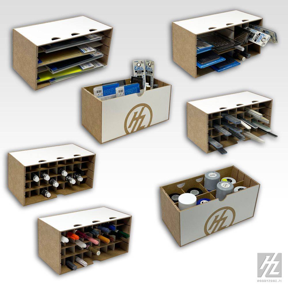 „Verschiedene Kartonaufbewahrungsboxen mit unterschiedlichen Fachkonfigurationen zur Organisation von Schreibwaren und Bürobedarfsartikeln.