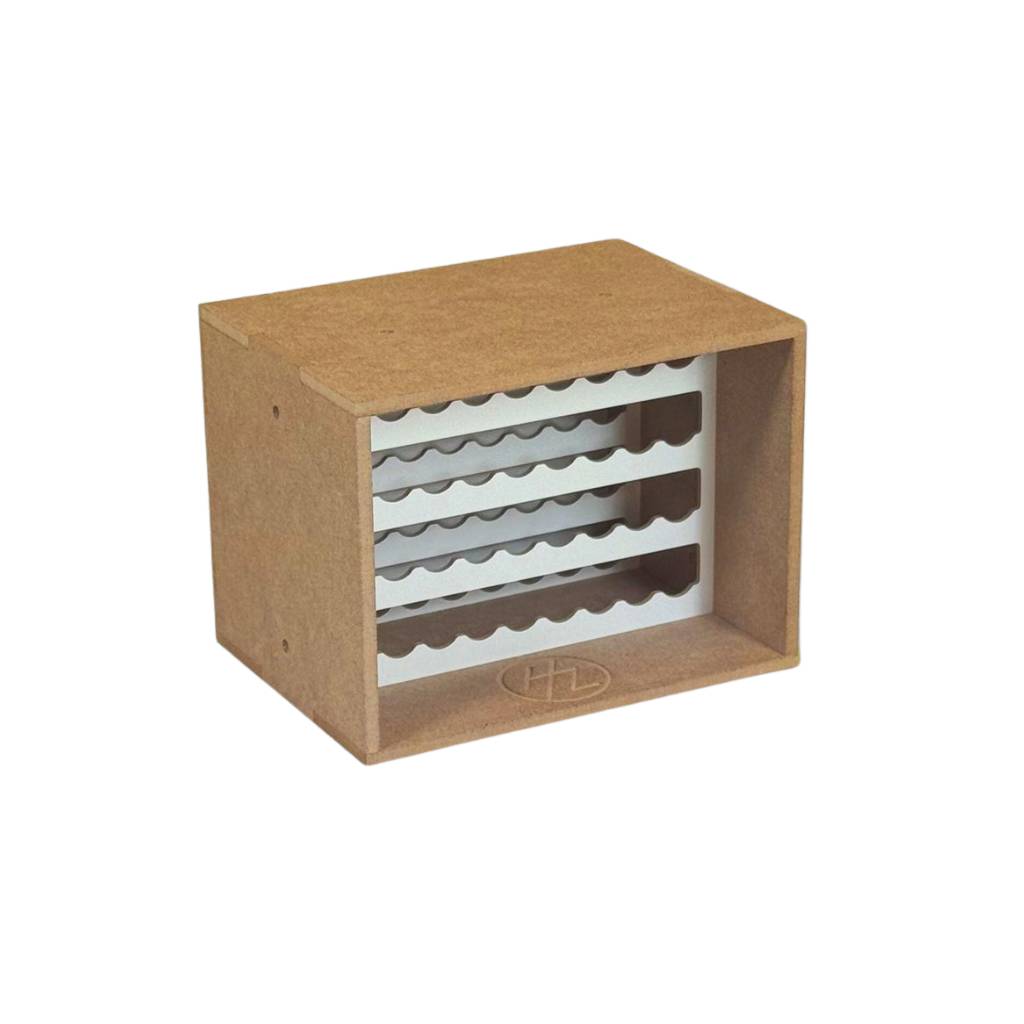 Holzweinkeller mit fünf horizontalen Regalen, der mehrere Flaschen halten soll und vor einem einfarbig schwarzen Hintergrund positioniert ist.