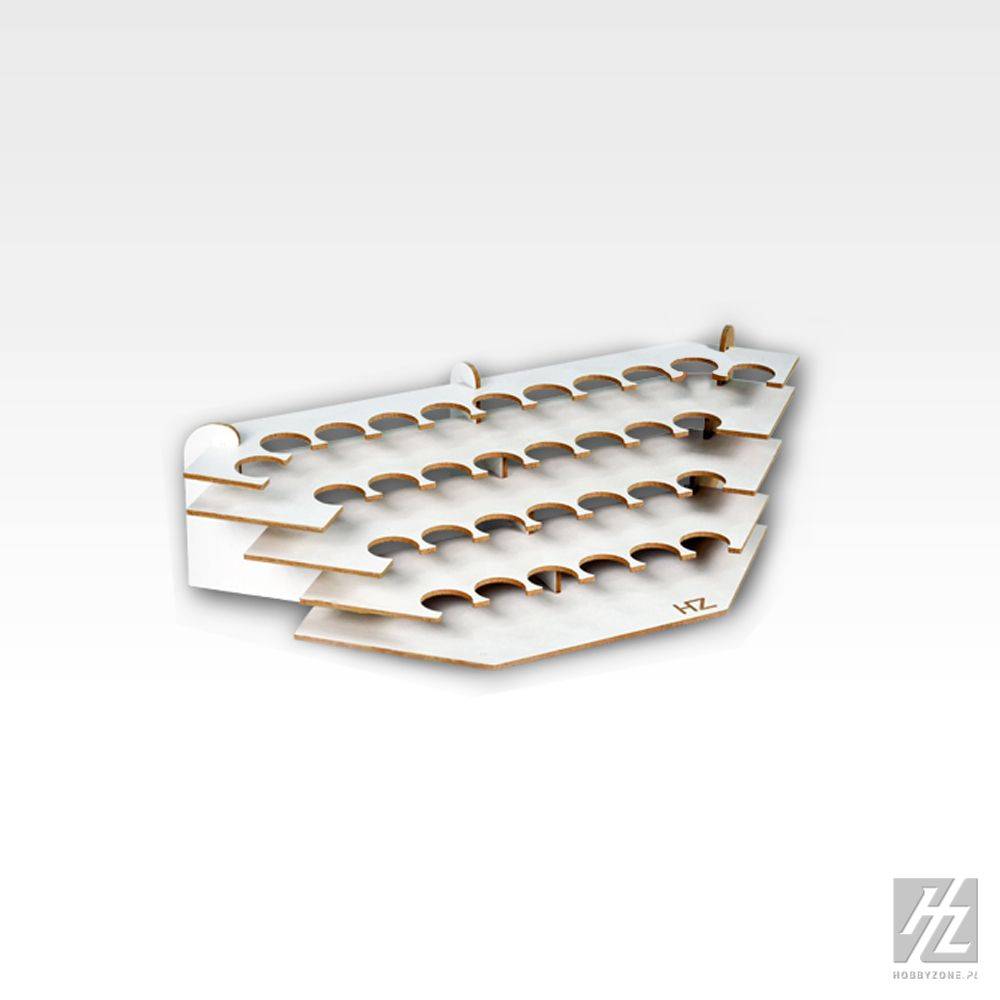 Ein mehrstöckiger, weißer, hölzerner Organizer mit mehreren Fächern zum Lagern von Werkzeugen oder Gegenständen, vor einem einfachen Hintergrund.