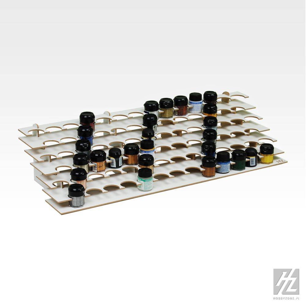 Hölzernes Präsentationsregal mit drei Etagen, jede mit Steckplätzen zur Organisierung von Artikeln. Ideal zum Ausstellen von Produkten in einer Einzelhandelssituation.