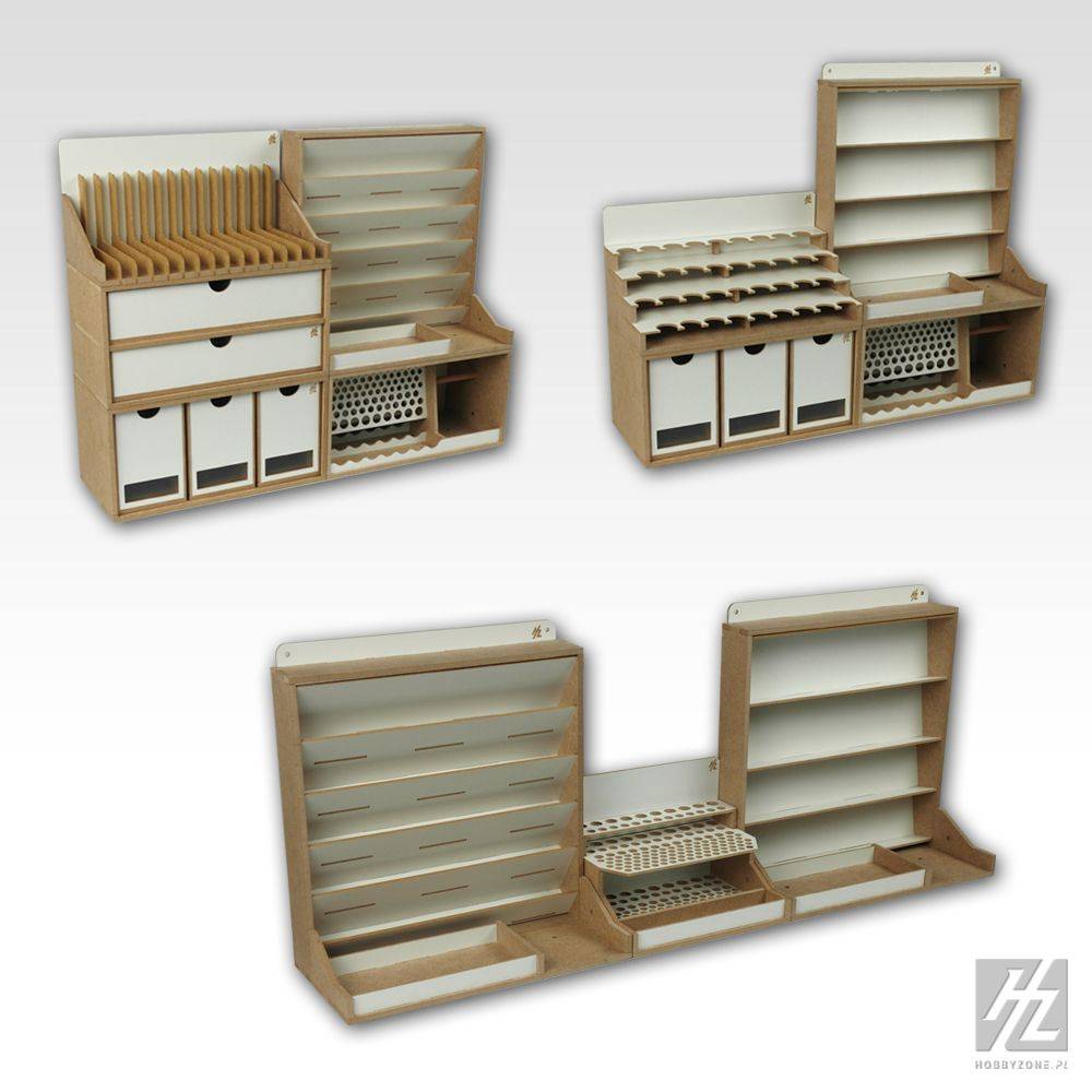 Regale und Lagerschränke mit Bastelmaterialien wie Papierorganizern und Schubladen, geeignet für Heim- oder Werkstattnutzung.