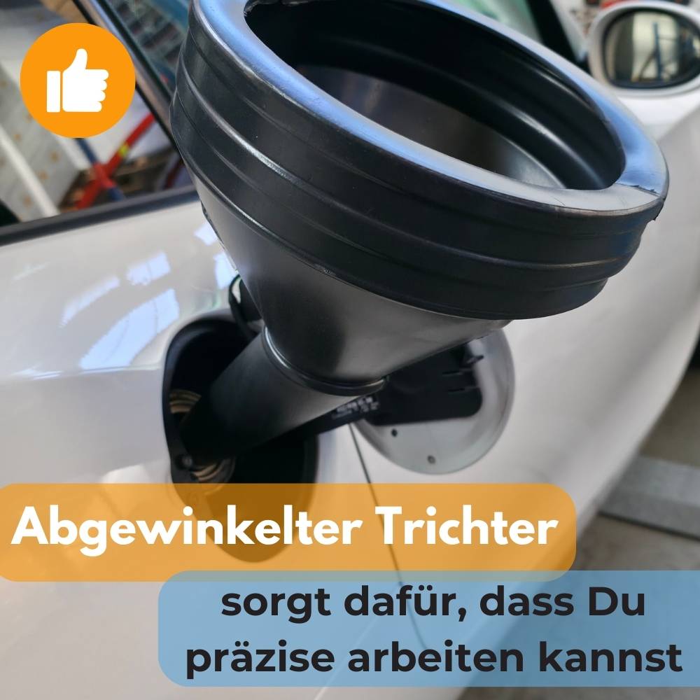 Eine Nahaufnahme eines abgewinkelten Trichters in Gebrauch, die sein Design für präzises Gießen hervorhebt, mit dem Text „Abgewinkelter Trichter sorgt dafür, dass Du präzise arbeiten kannst.