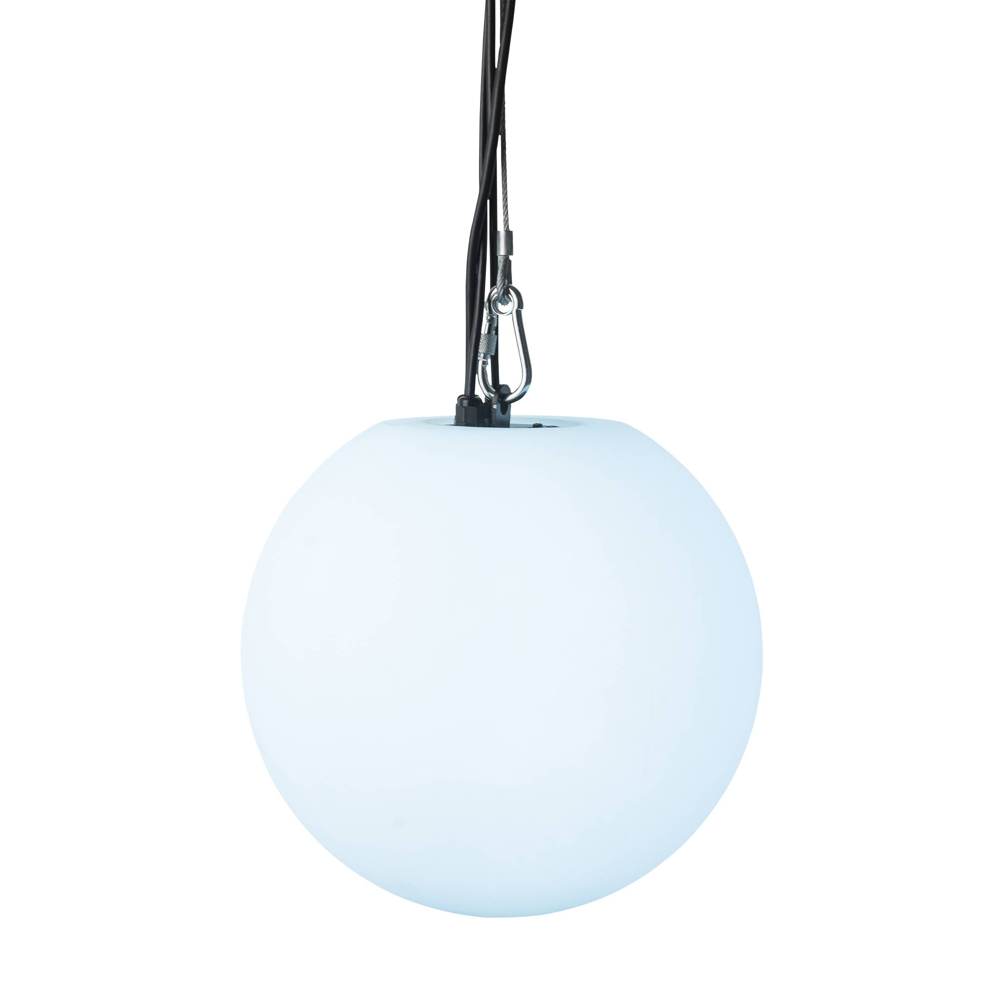 Ein rundes, weißes Pendelleuchte mit schwarzen Kabeln, aufgehängt vor schwarzem Hintergrund.