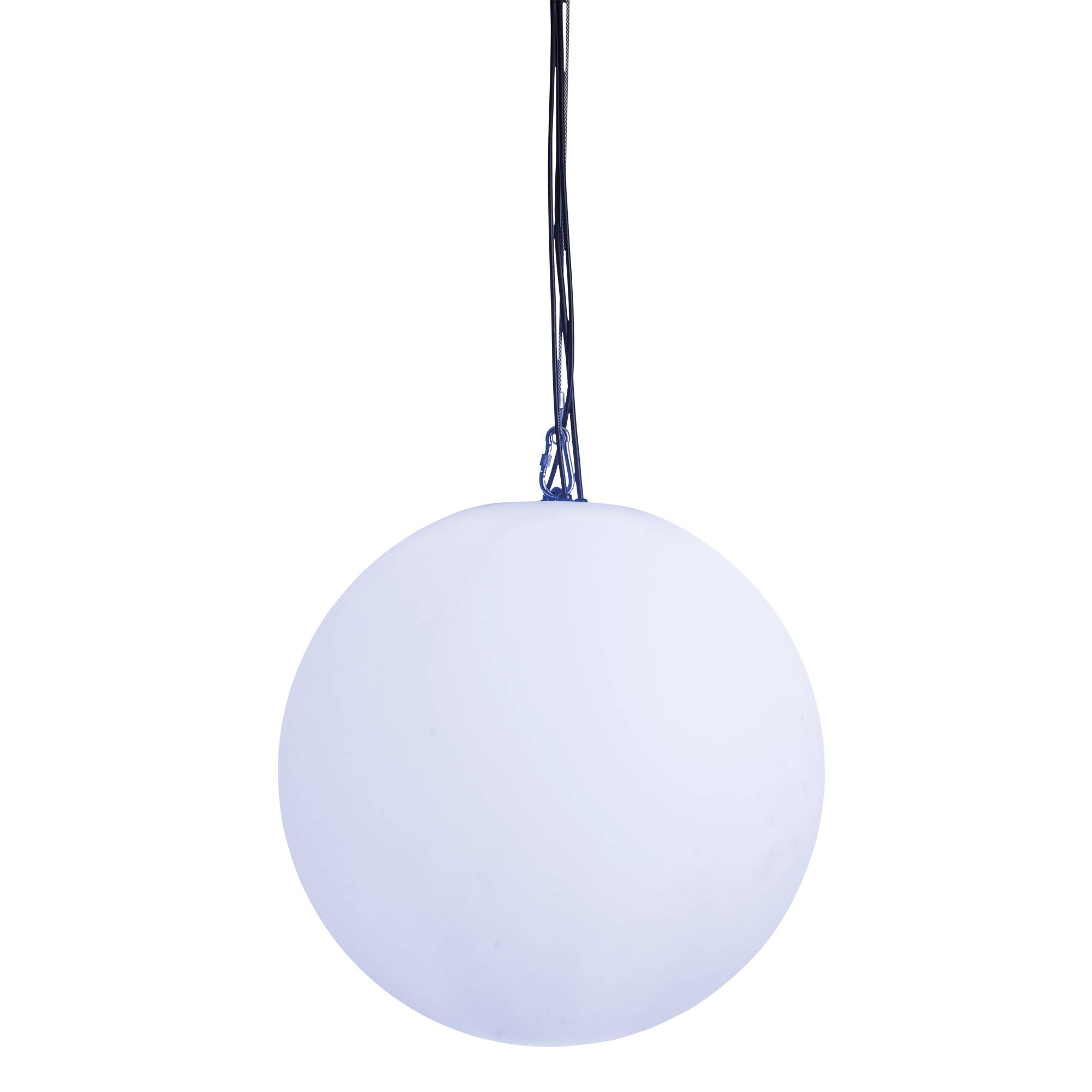 Eine runde, weiße Pendelleuchte hängt an einem Seil vor schwarzem Hintergrund und gibt ein weiches, gleichmäßiges Licht ab.