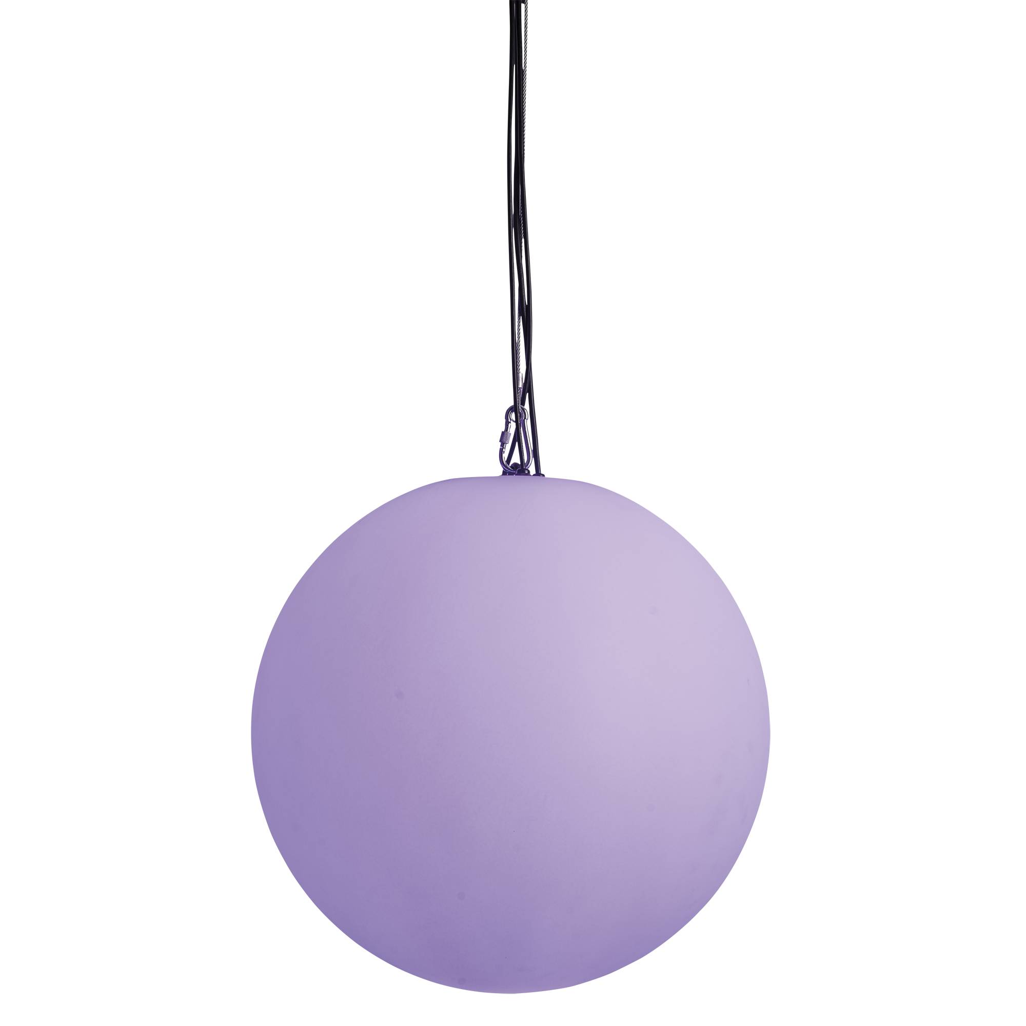 Eine kugelförmige Pendelleuchte mit sanftem violettem Glanz, aufgehängt an einem dünnen Draht vor schwarzem Hintergrund.