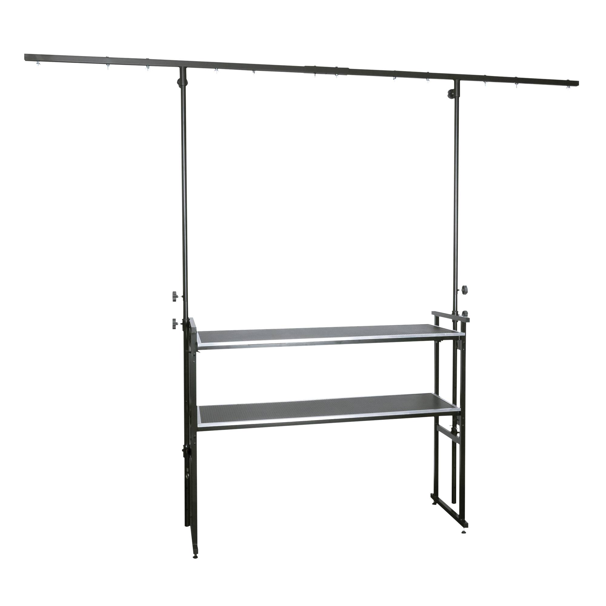 Metallkleiderstange mit zwei Regalen und Kleiderstab vor schwarzem Hintergrund.