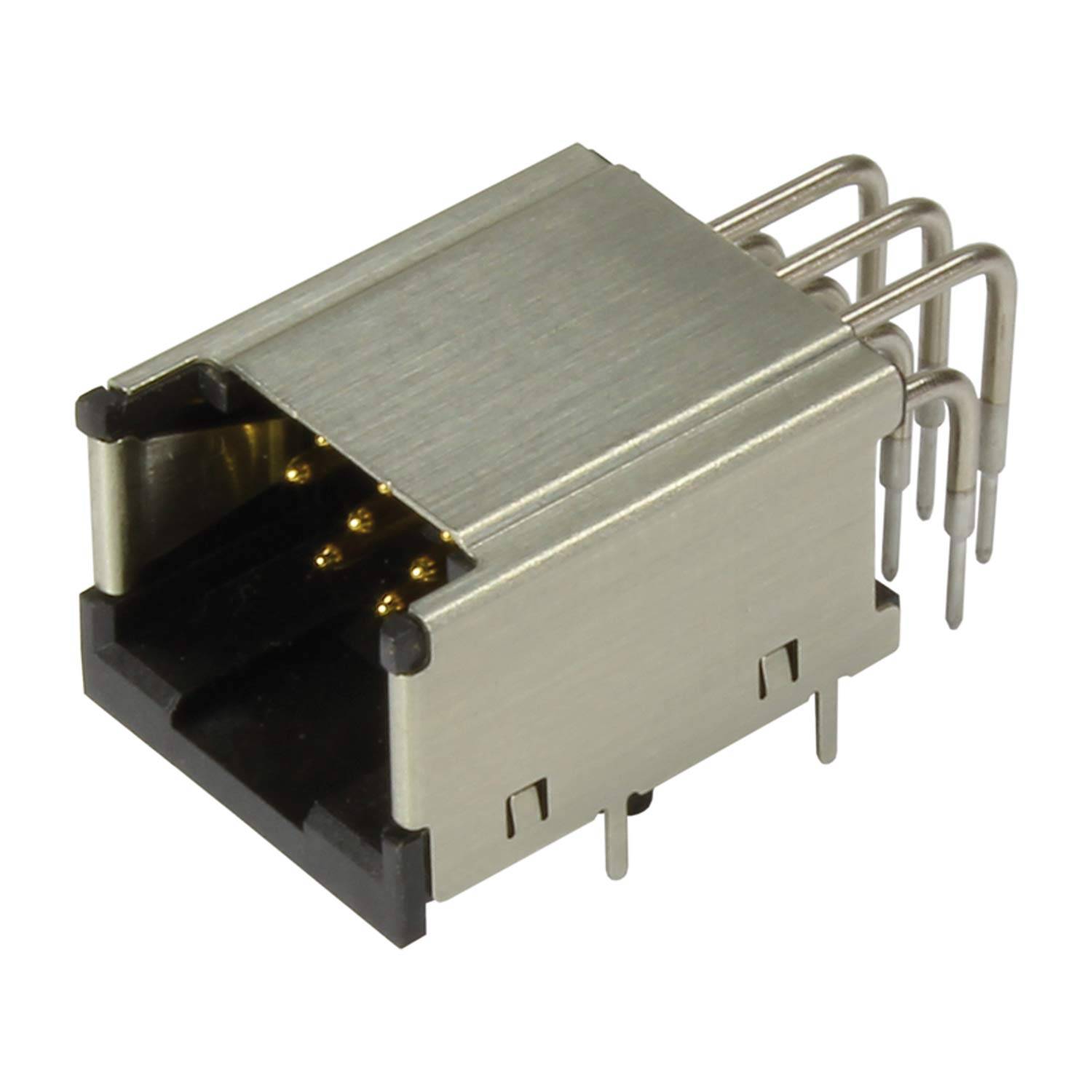 Ein Metall-RJ45-Stecker mit acht Stiften, der für Ethernet-Kabel verwendet wird, von einer abgewinkelten Perspektive gezeigt, die seine Struktur hervorhebt.