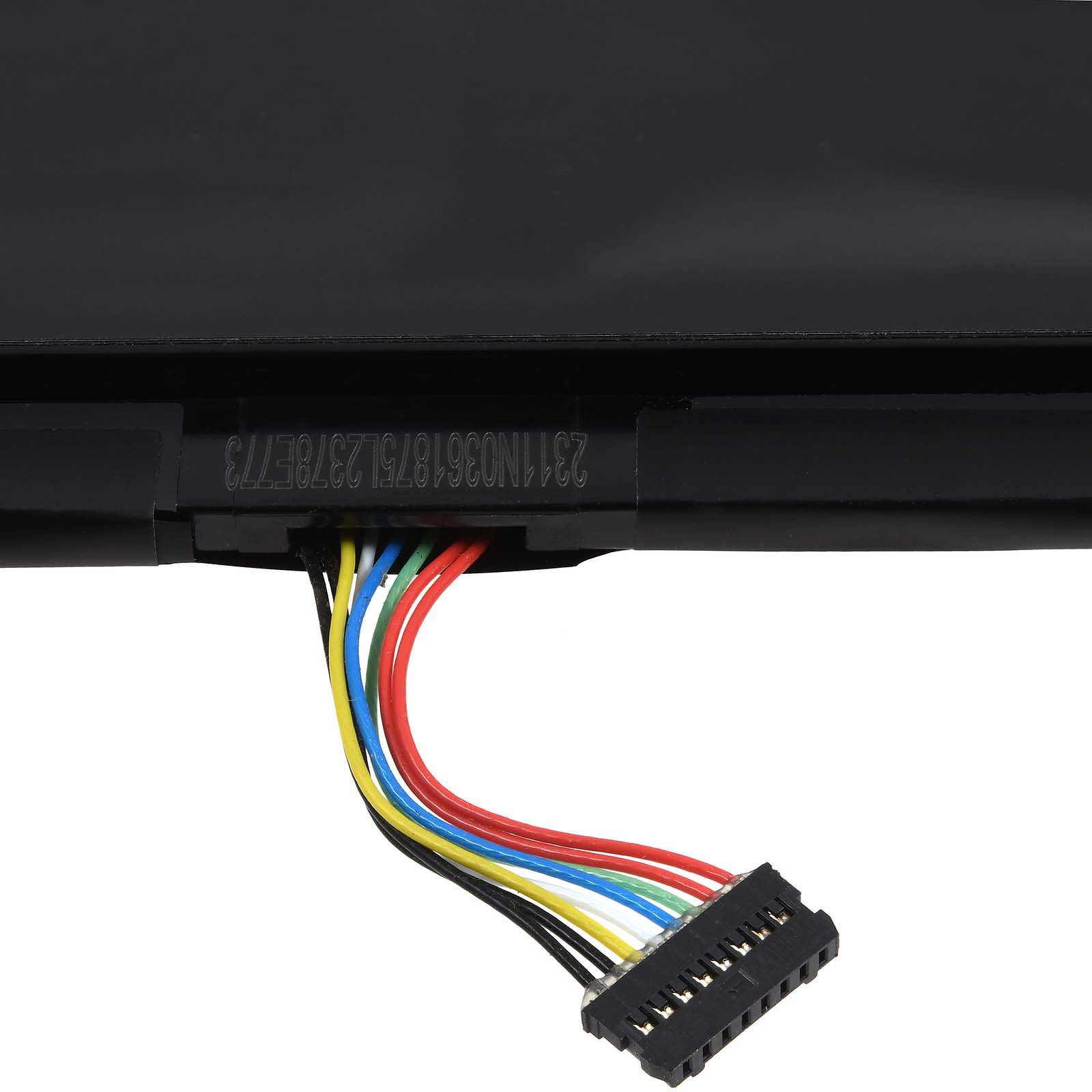 Eine Nahaufnahme eines mehrfarbigen Steckverbinders, der an ein elektronisches Gerät angeschlossen ist, vor weißem Hintergrund.