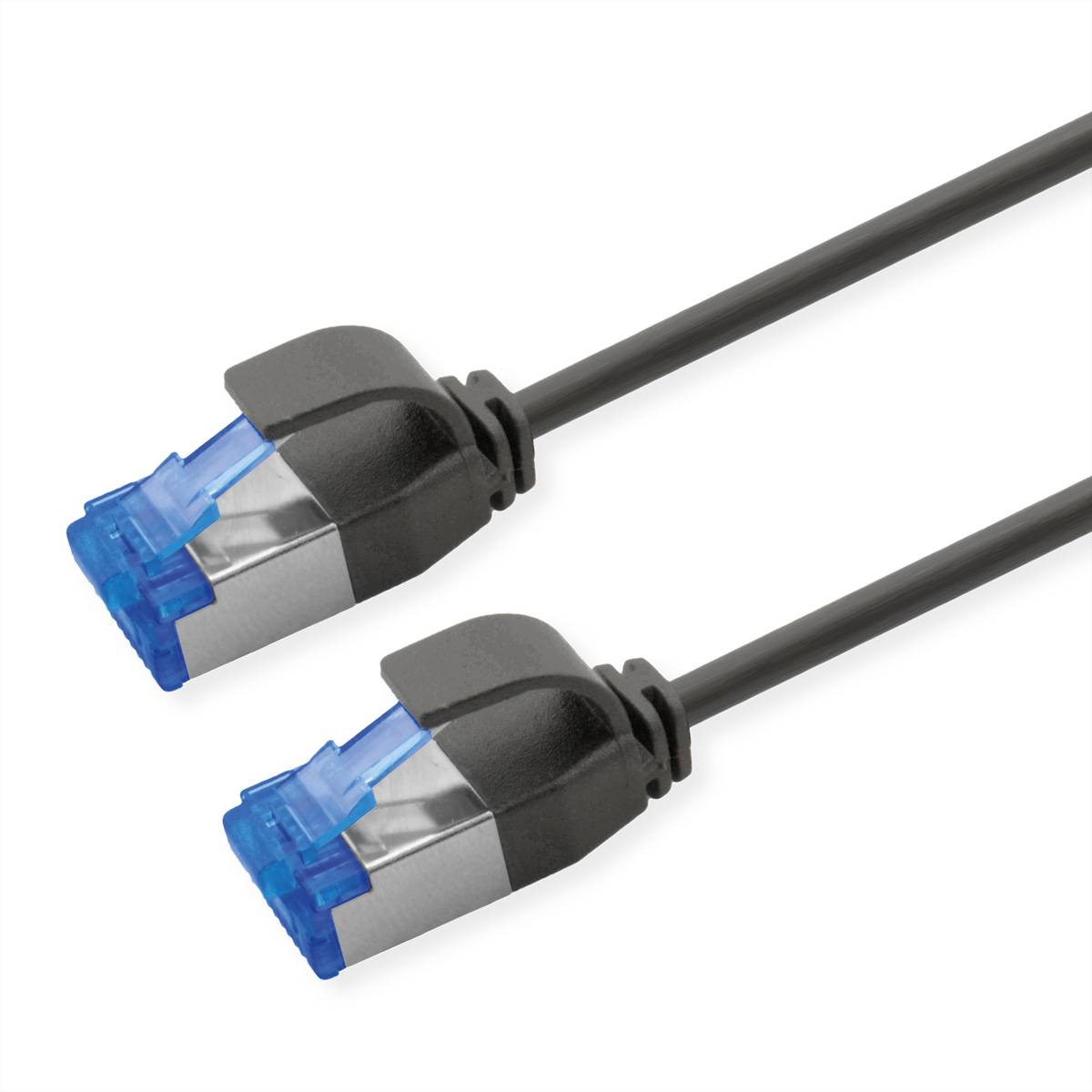 Zwei Ethernet-Kabel mit blauen und silbernen Steckern, die die Enden zeigen, die sich mit Geräten oder Netzwerken verbinden, um auf das Internet zuzugreifen.