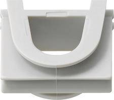 Eine Nahaufnahme eines weißen Objekts mit einer U-förmigen Öffnung, die glatte Kurven und ein minimalistisches Design zeigt. Zweck und Funktion unklar.