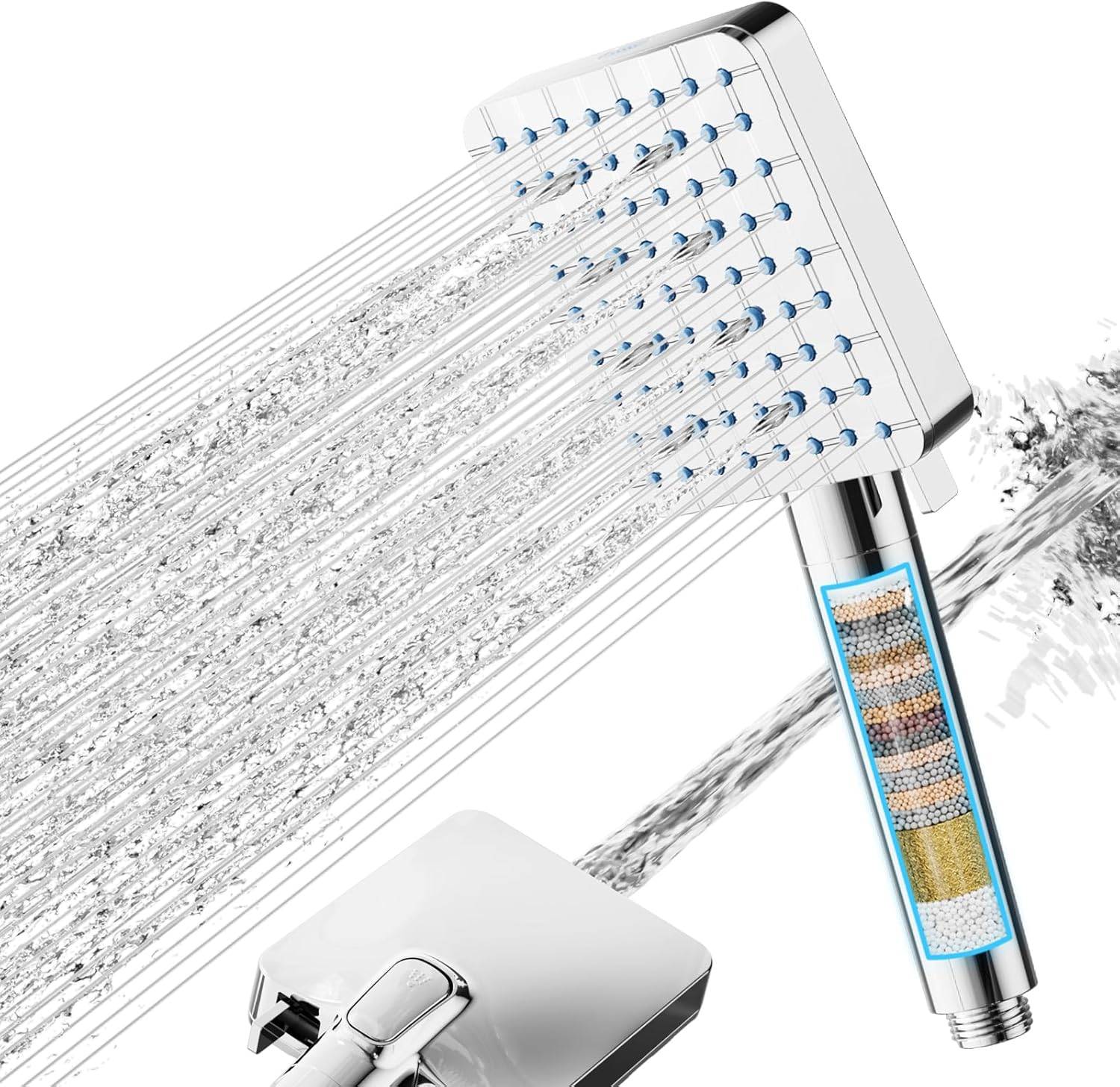Ein Duschkopf mit fließendem Wasser, der mehrere Sprüheinstellungen und ein Filtersystem mit Mineralschichten zur Reinigung aufweist.