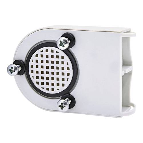 Eine Nahaufnahme eines weißen, rechteckigen Geräts mit einem kreisförmigen Lüftungsgitter und drei Schrauben an der Vorderseite, das einer kleinen Lautsprecheranlage oder einem Alarmkomponenten ähnelt.