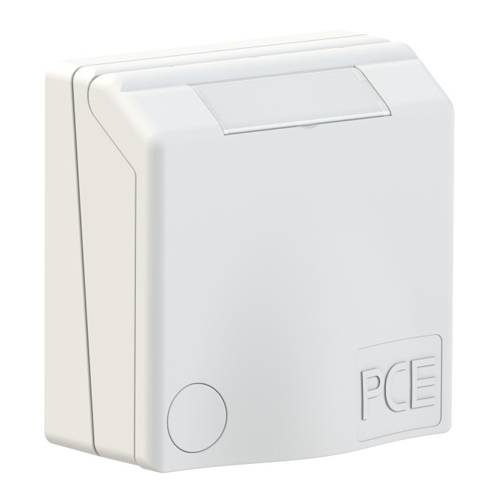 Eine weiße Steckdose mit einer Schutzabdeckung, auf der die Buchstaben „PCE